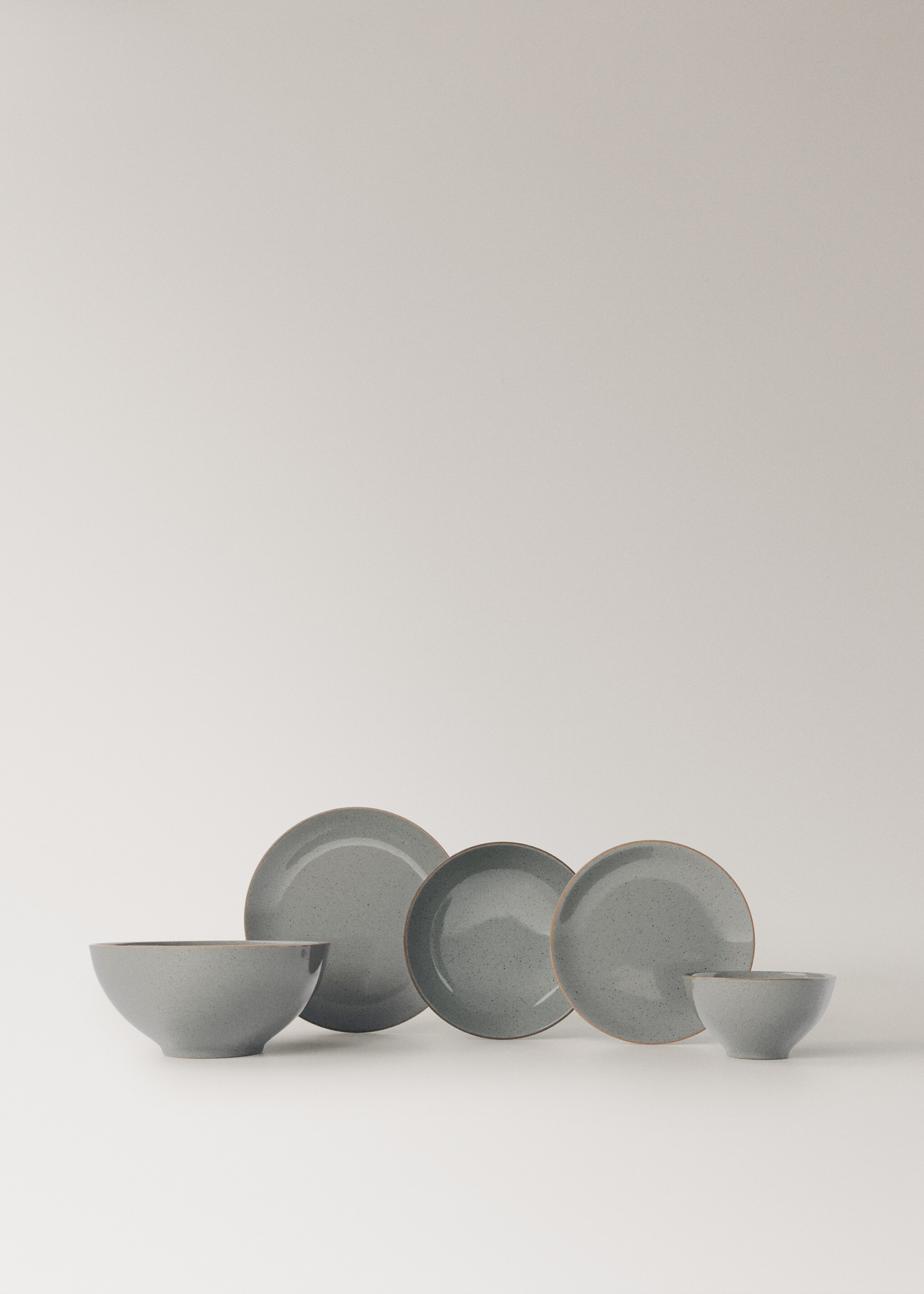 Deep stoneware plate with spots - Details of the article 3, Dark Grey. Ref: 17082035-00.