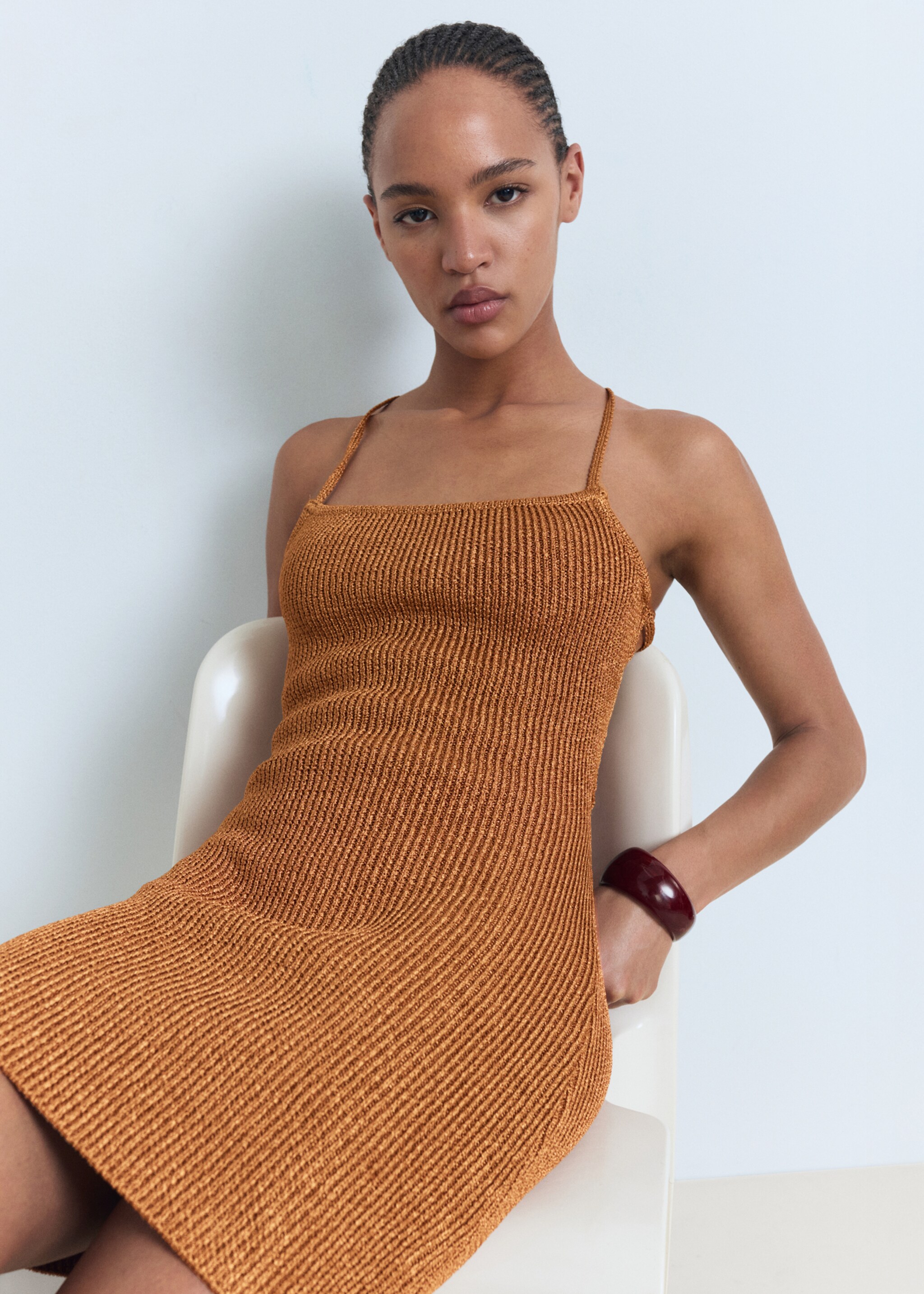 Lurex-Strickkleid mit gekreuztem Rücken - Mittlere Ansicht