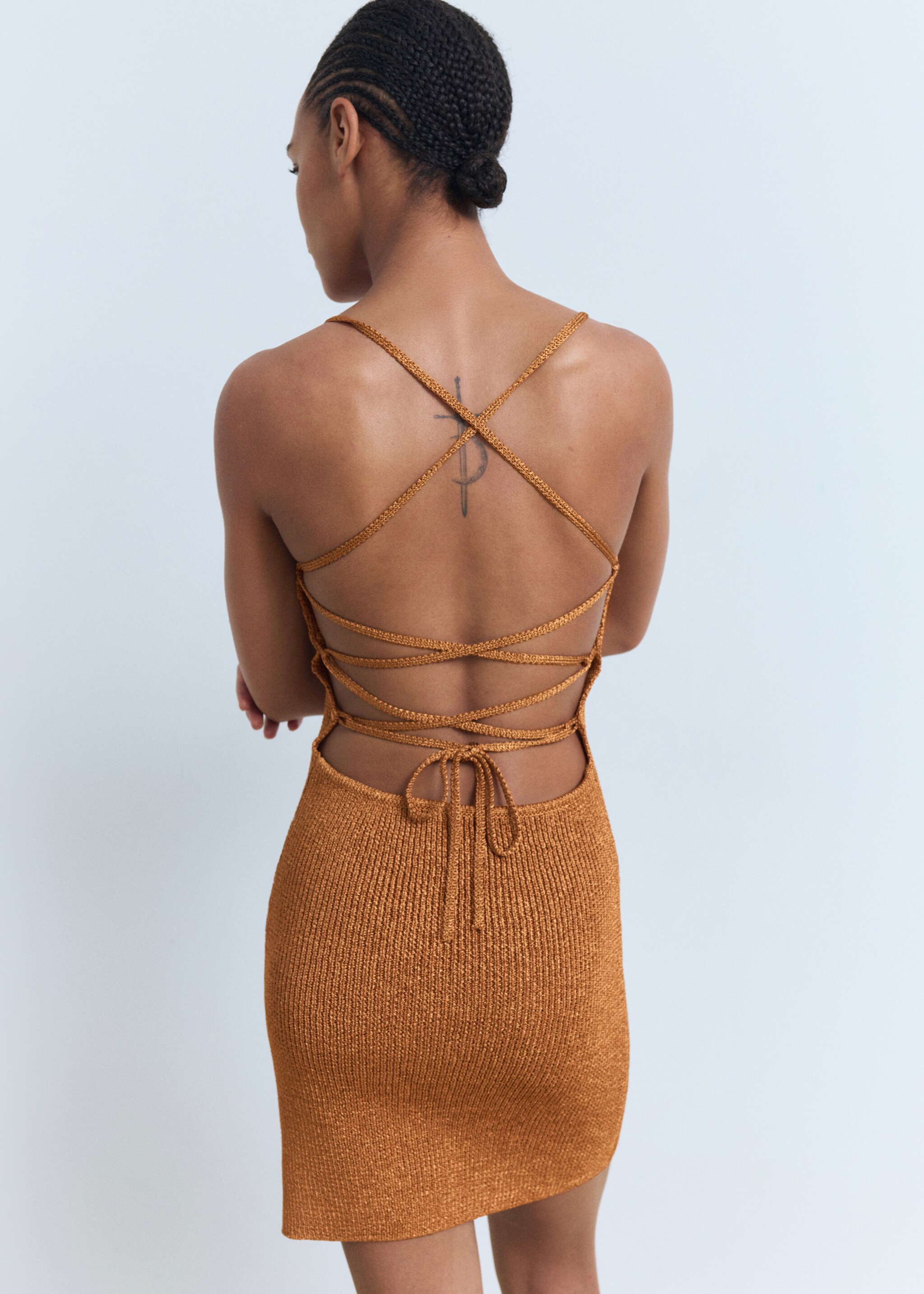 Lurex-Strickkleid mit gekreuztem Rücken - Rückseite des Artikels