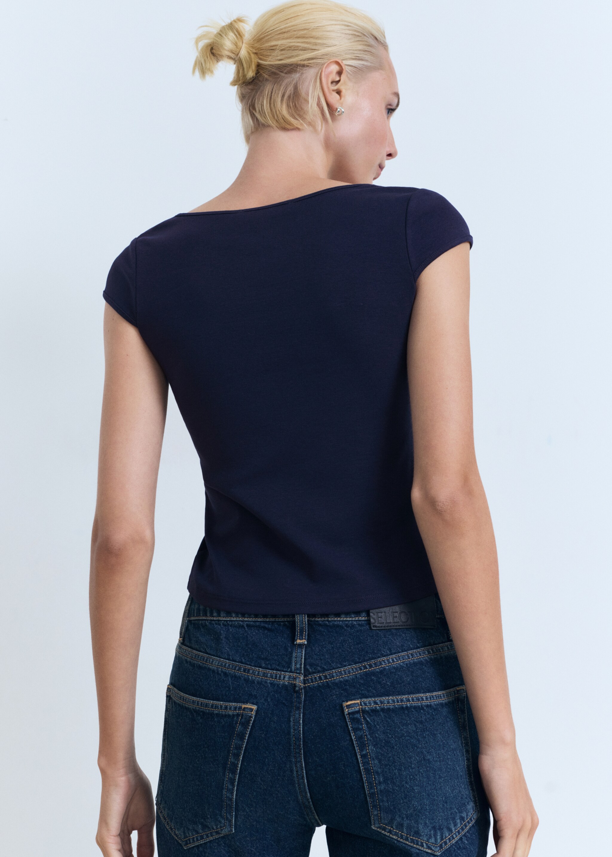 Cotton T-shirt with low neckline - Reverse of the article