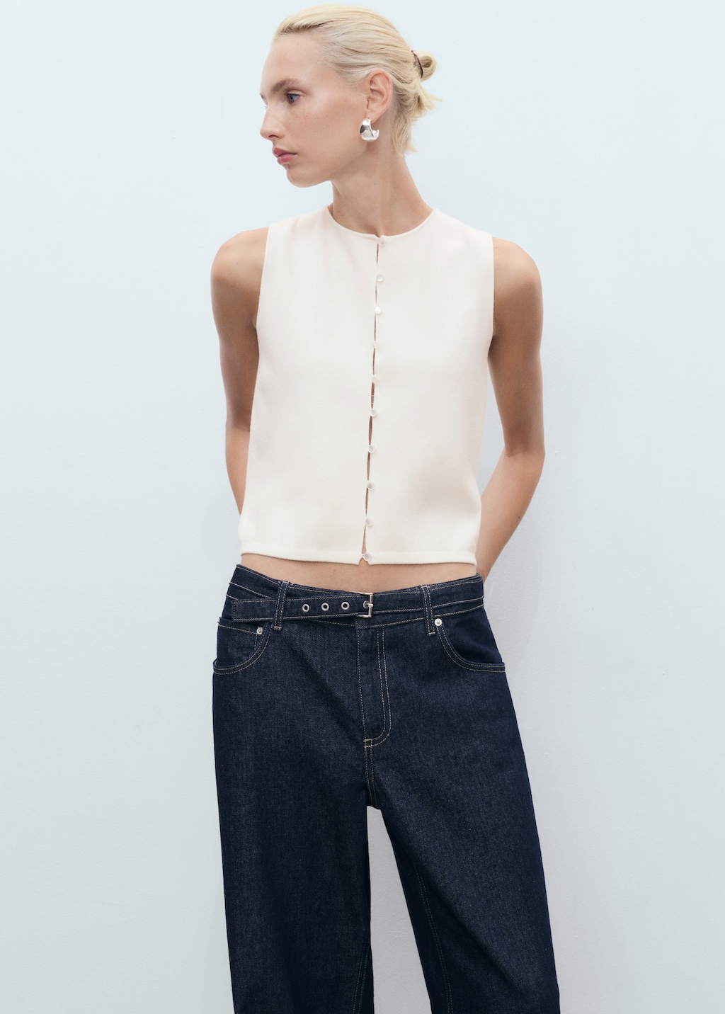 Fine-knit vest with buttons