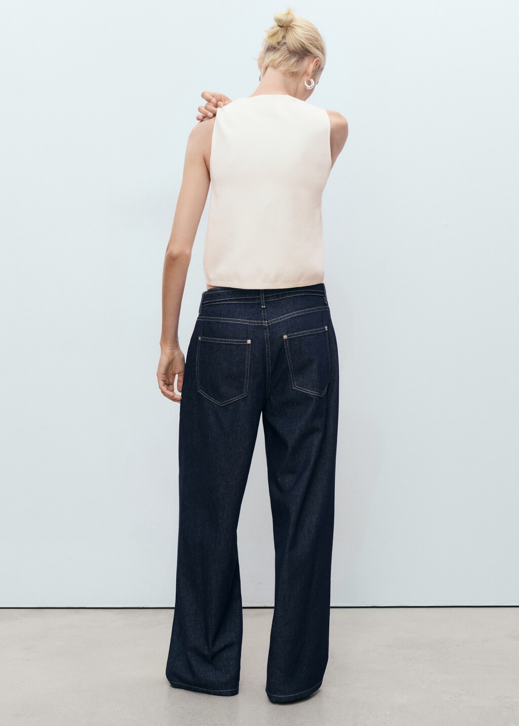 Fine-knit vest with buttons - image 3