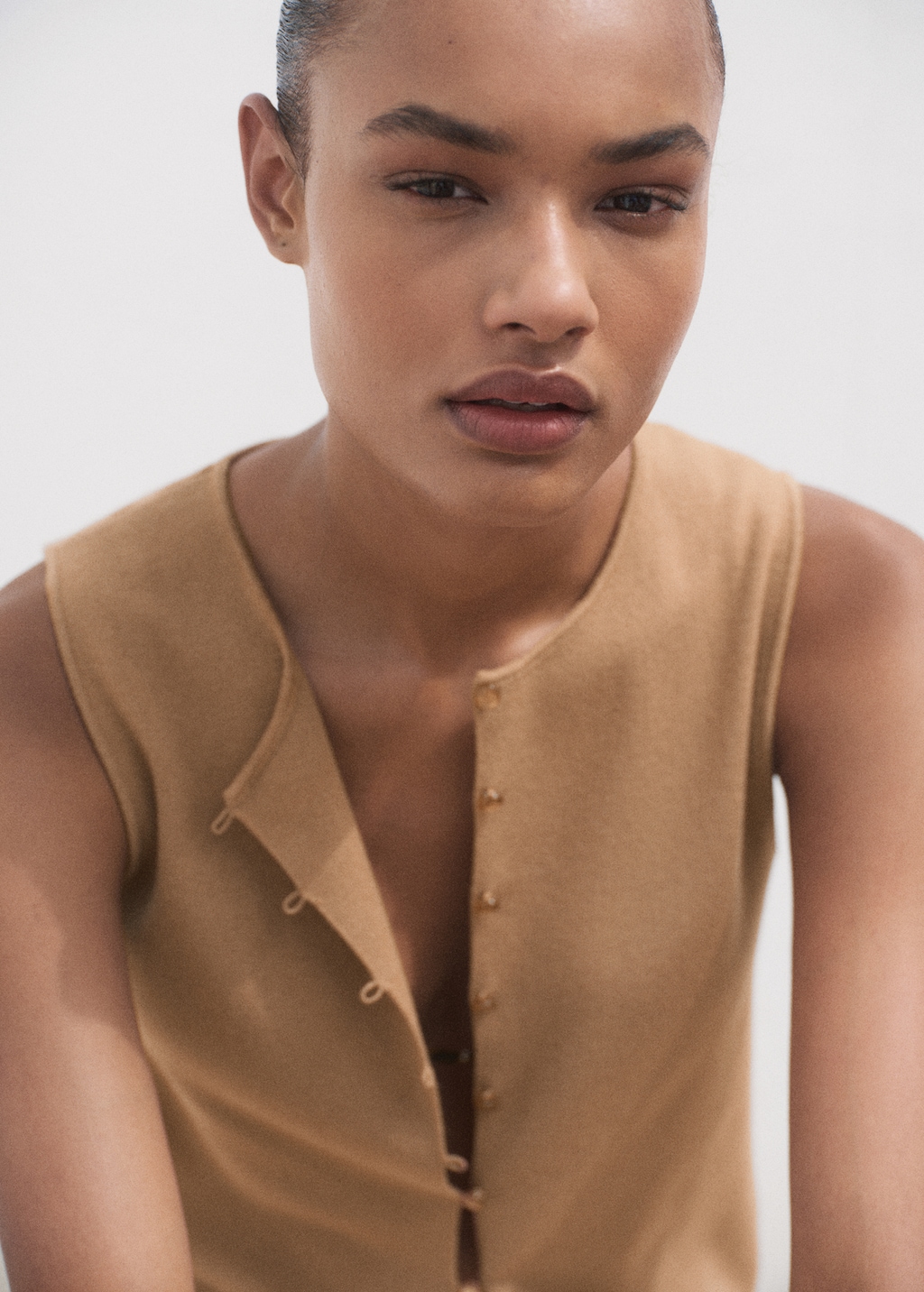 Fine-knit vest with buttons