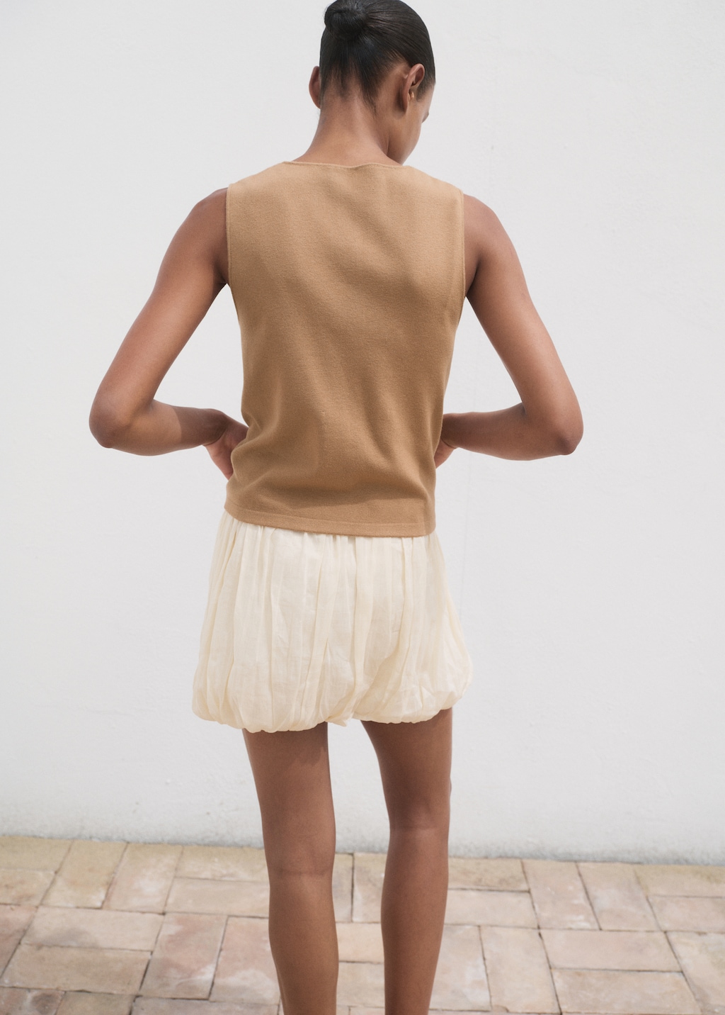 Fine-knit vest with buttons