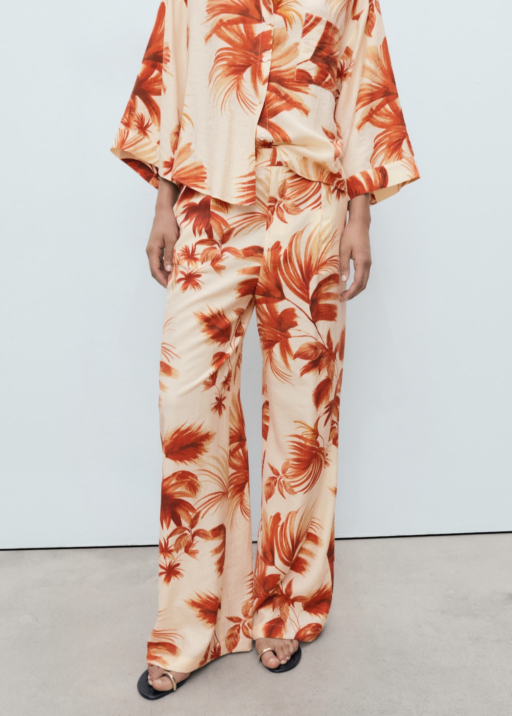 Straight-leg pants with palm tree print