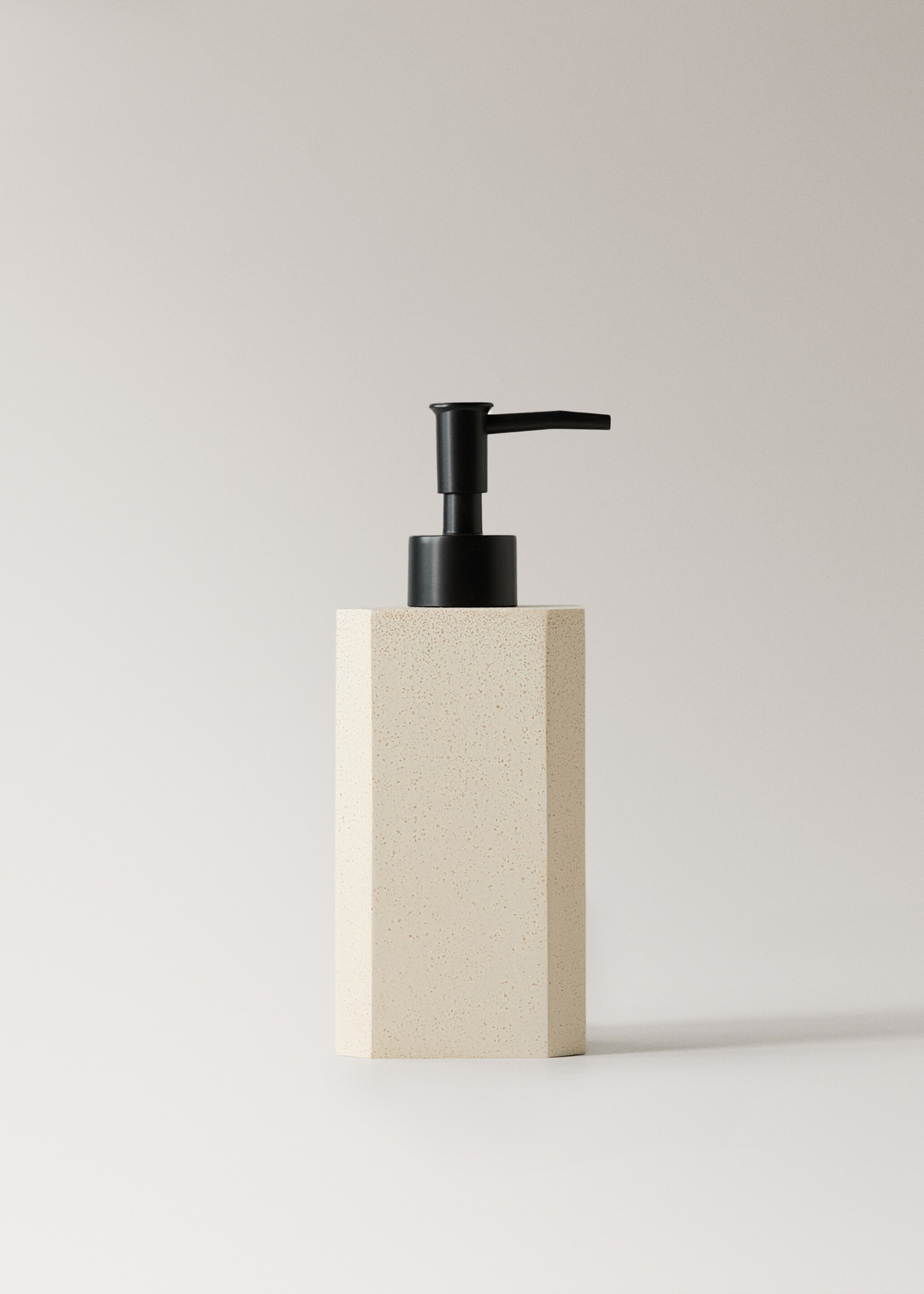 Square resin soap dispenser - Προϊόν χωρίς μοντέλο, Άμμος. Ref: 17082918-00.