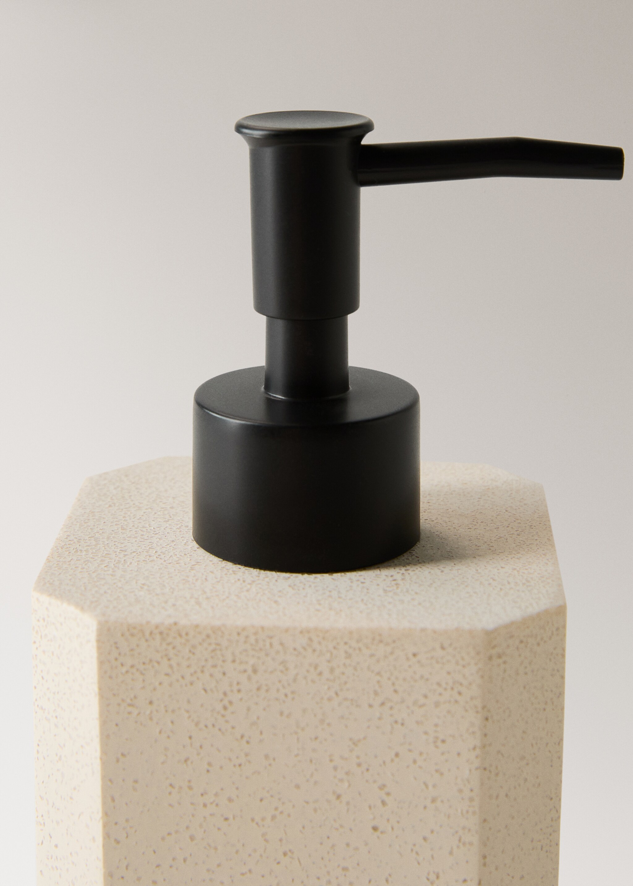 Square resin soap dispenser - Λεπτομέρεια του προϊόντος 1, Άμμος. Ref: 17082918-00.
