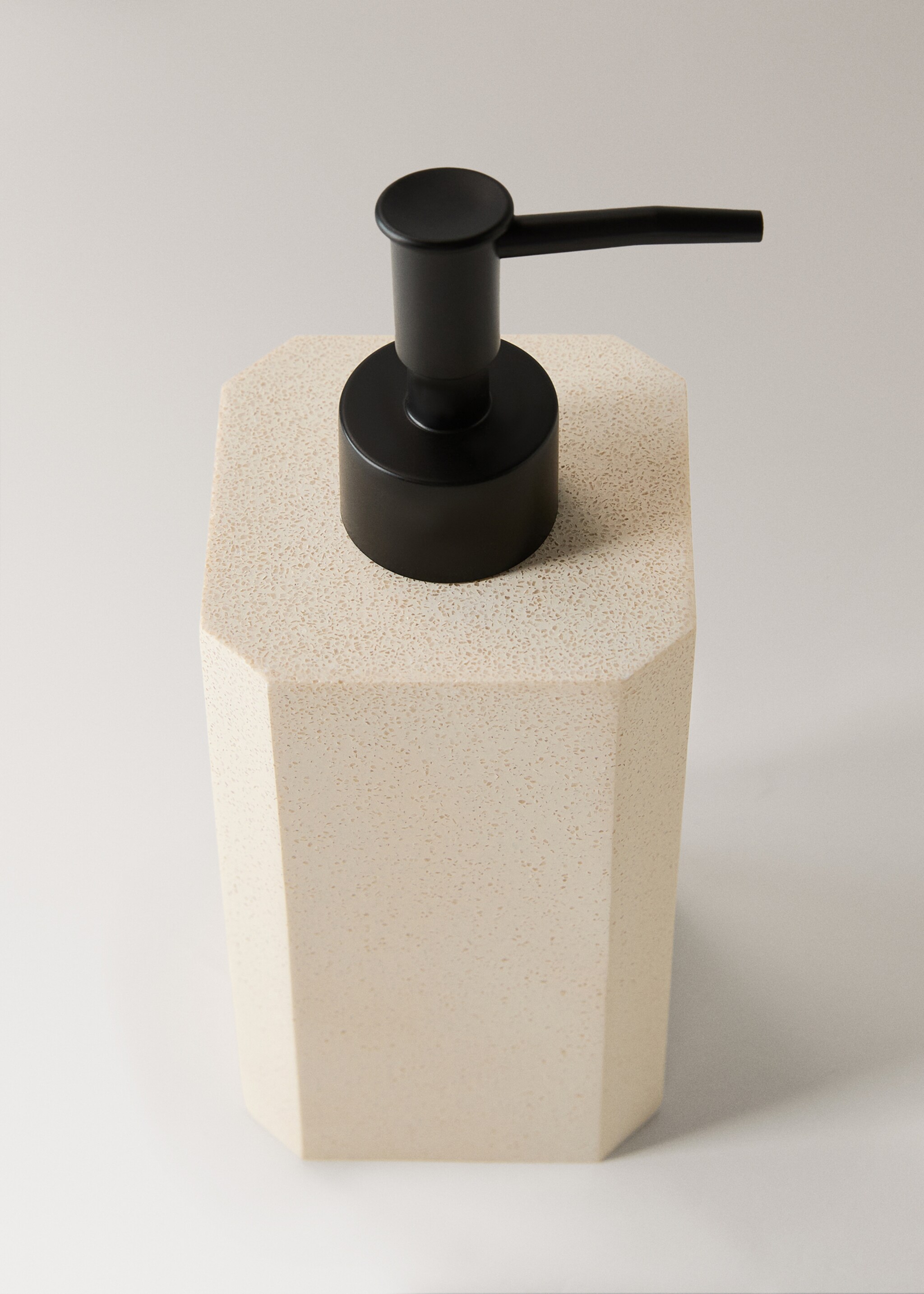 Square resin soap dispenser - Λεπτομέρεια του προϊόντος 2, Άμμος. Ref: 17082918-00.