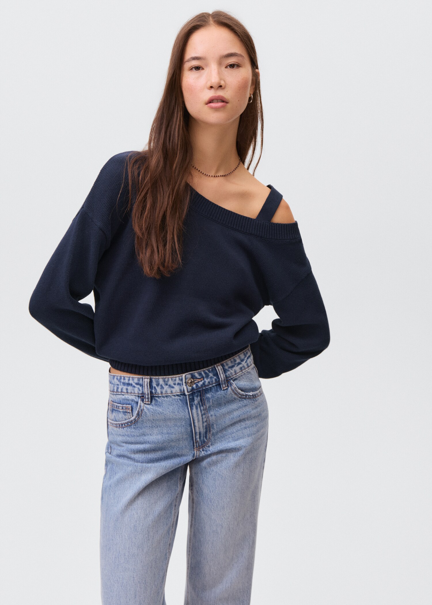 Knitted sweater with cut-out - Medium plane