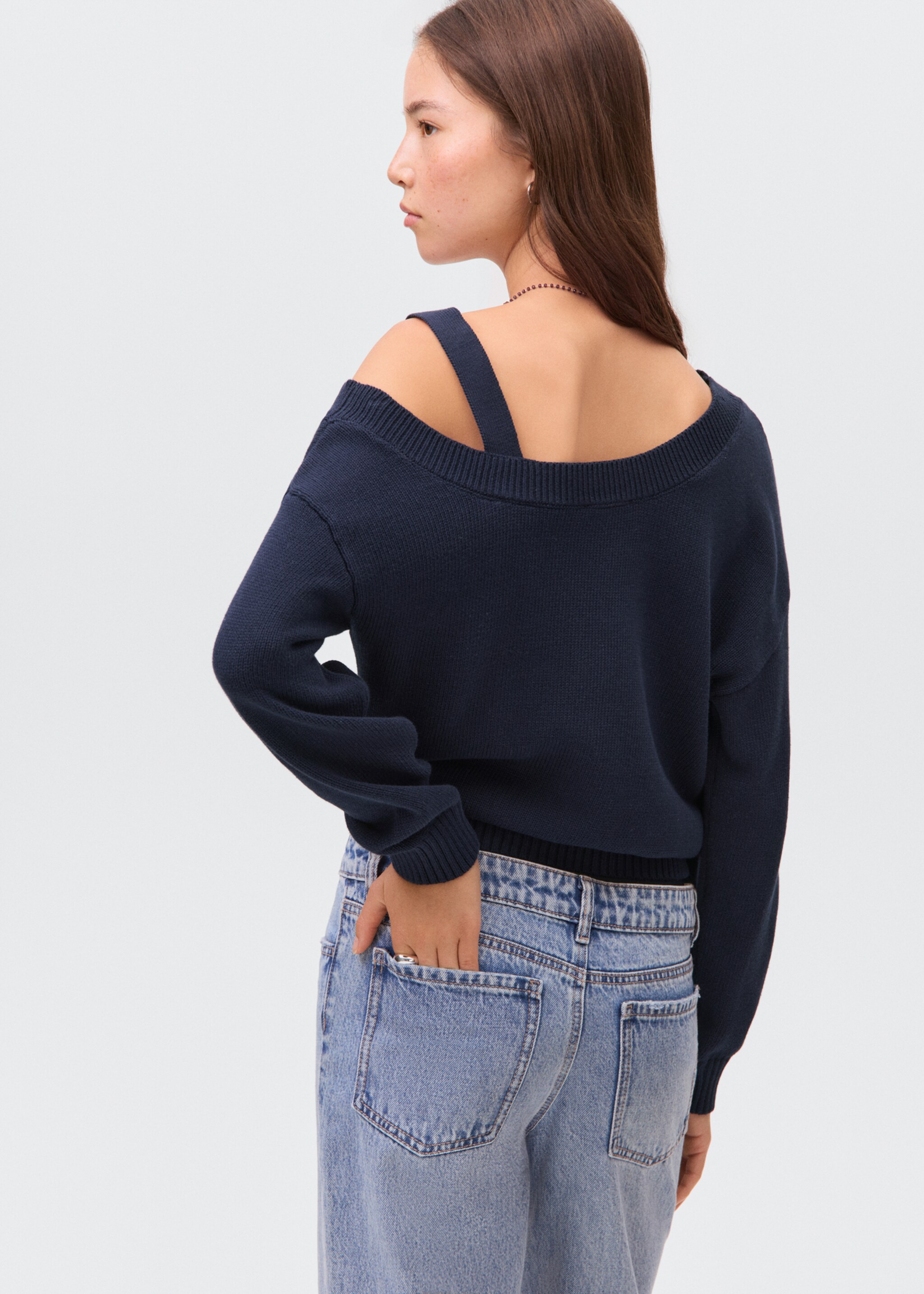 Cut out detaylı triko kazak - Ürünün arkası