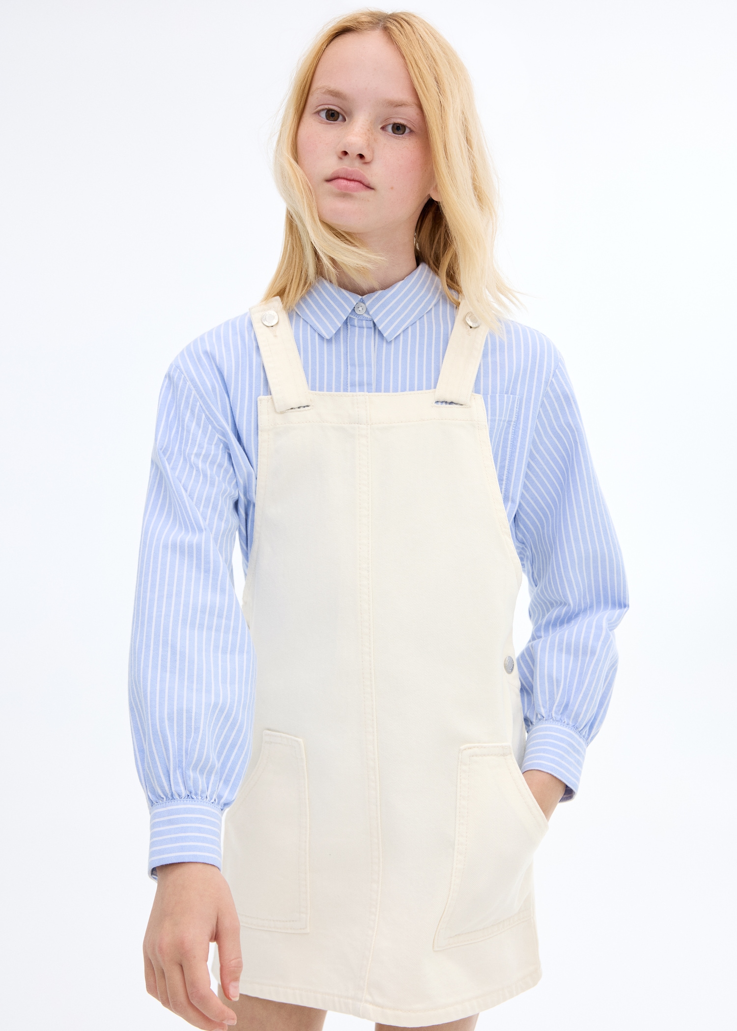Robe chasuble courte en jean - Plan moyen