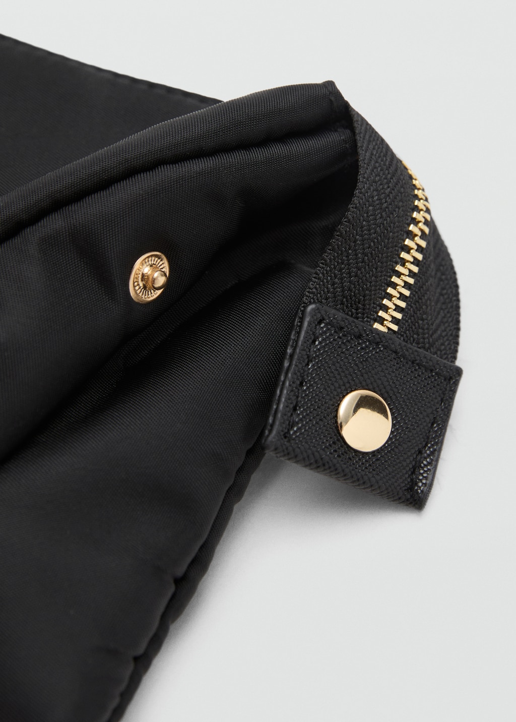 Nylon purse with zip