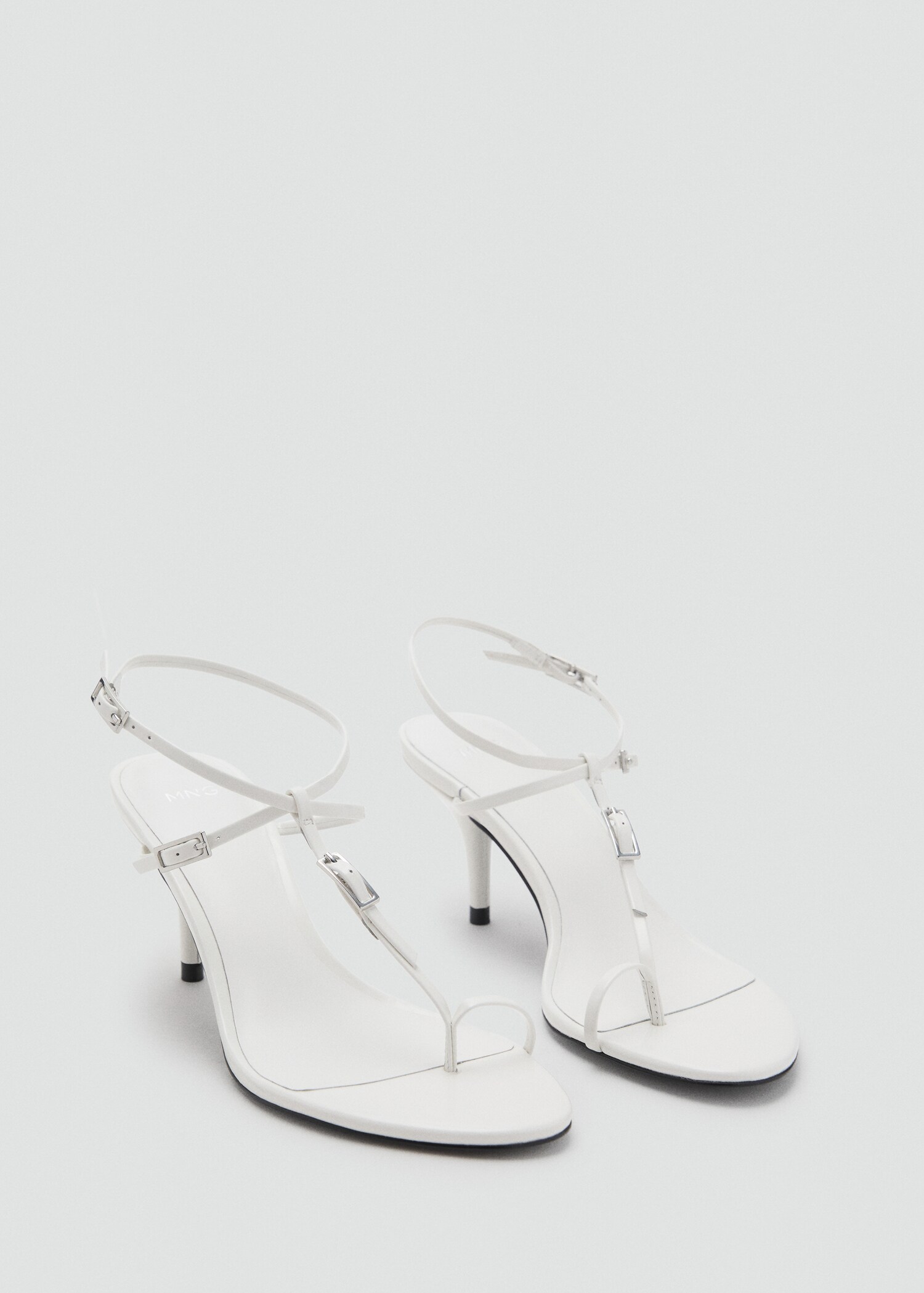 Sandale en cuir à talon avec boucles - Plan moyen