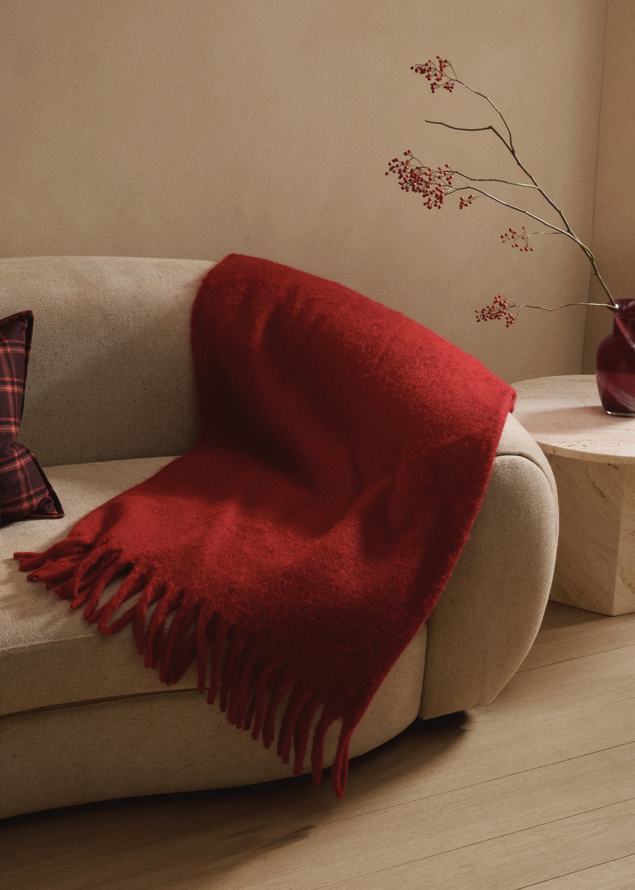 Carded wool blend melange throw - Details of the article 7, Red. Ref: 17083316-00.