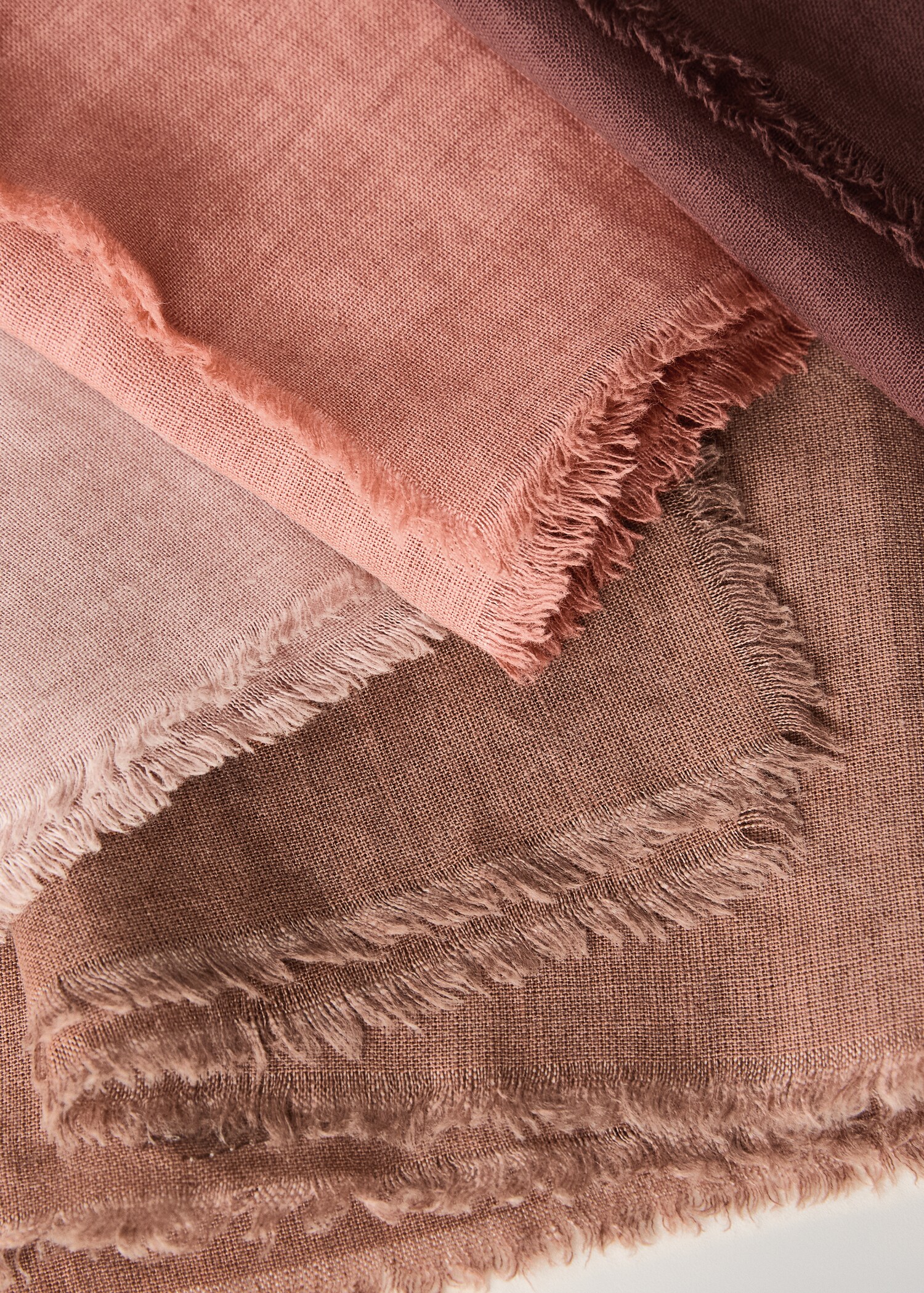 Linen napkins with frayed finish - Details of the article 2