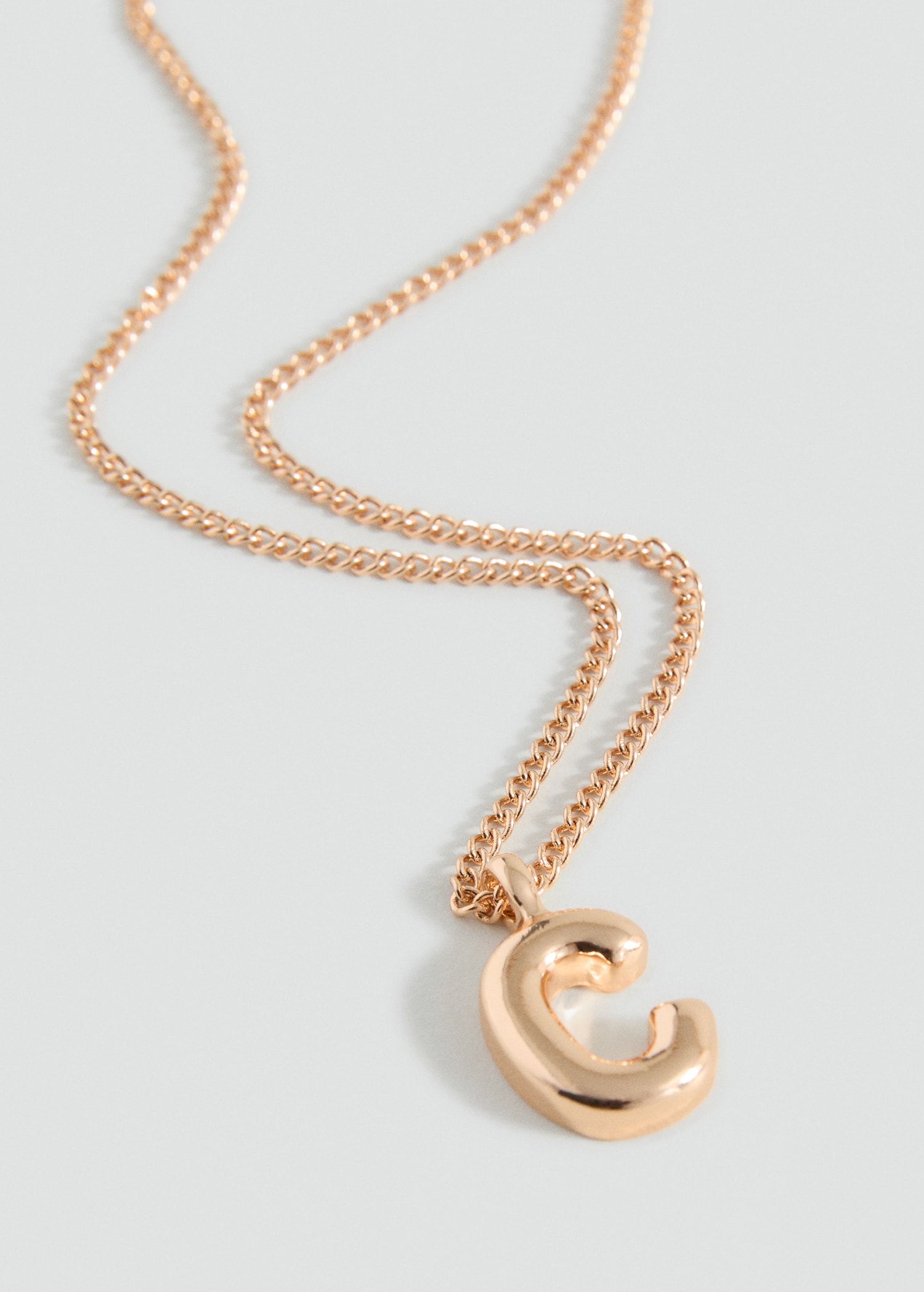 Collier pendentif lettre - Plan moyen