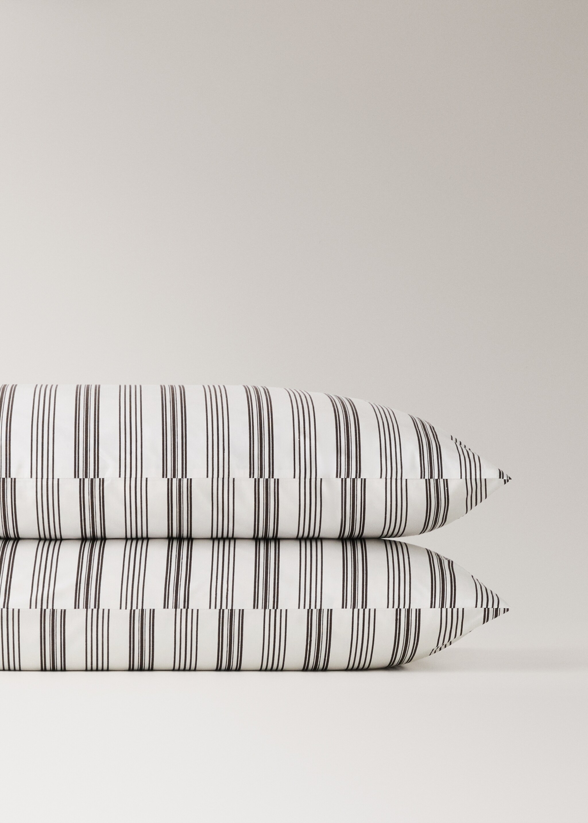 Strips cotton pillowcase 50X75cm - Details of the article 1, Off White. Ref: 17083811-00.