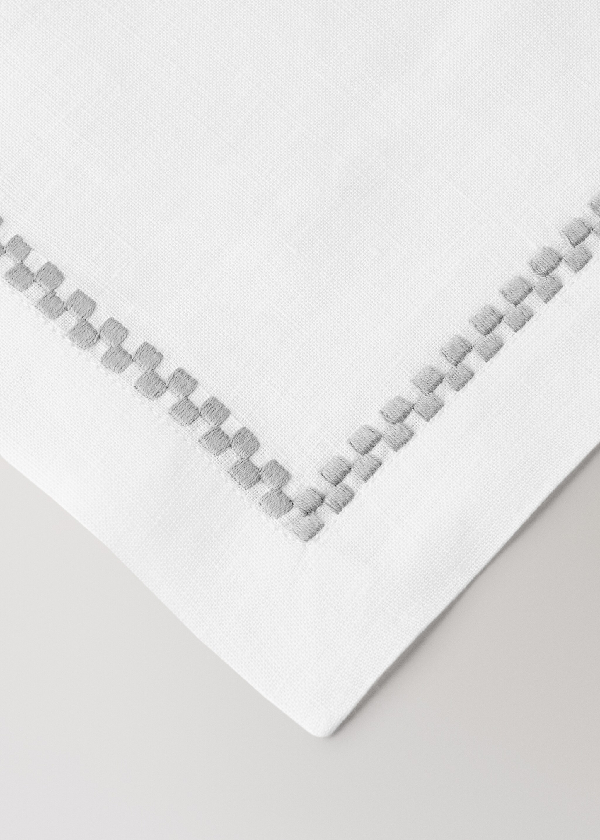 100% linen placeholder with embroidered detail - Details of the article 1, Grey. Ref: 17083826-00.