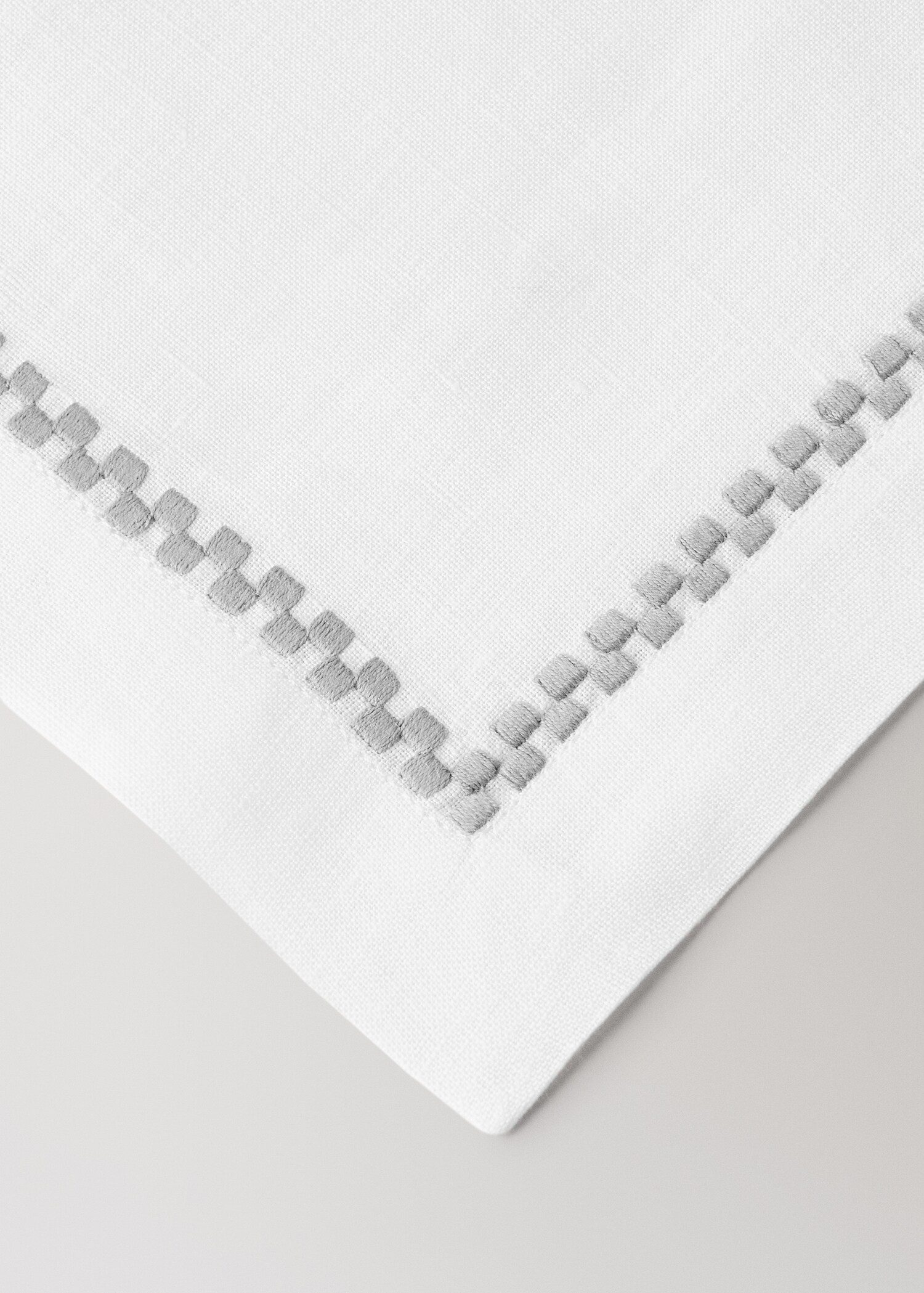 100% linen placeholder with embroidered detail - Details of the article 1