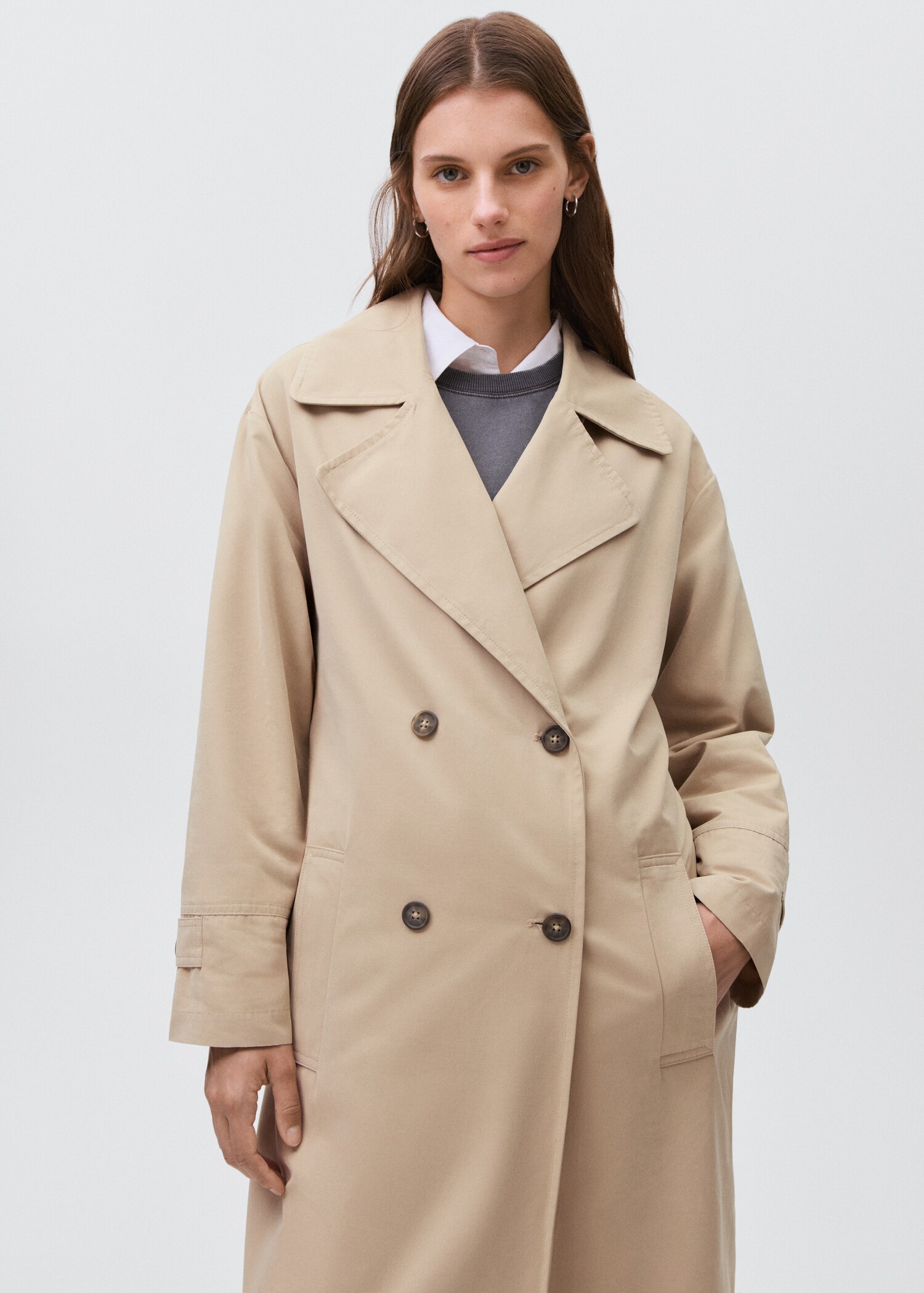 Gabardina de estilo clássico com cinto - Plano médio