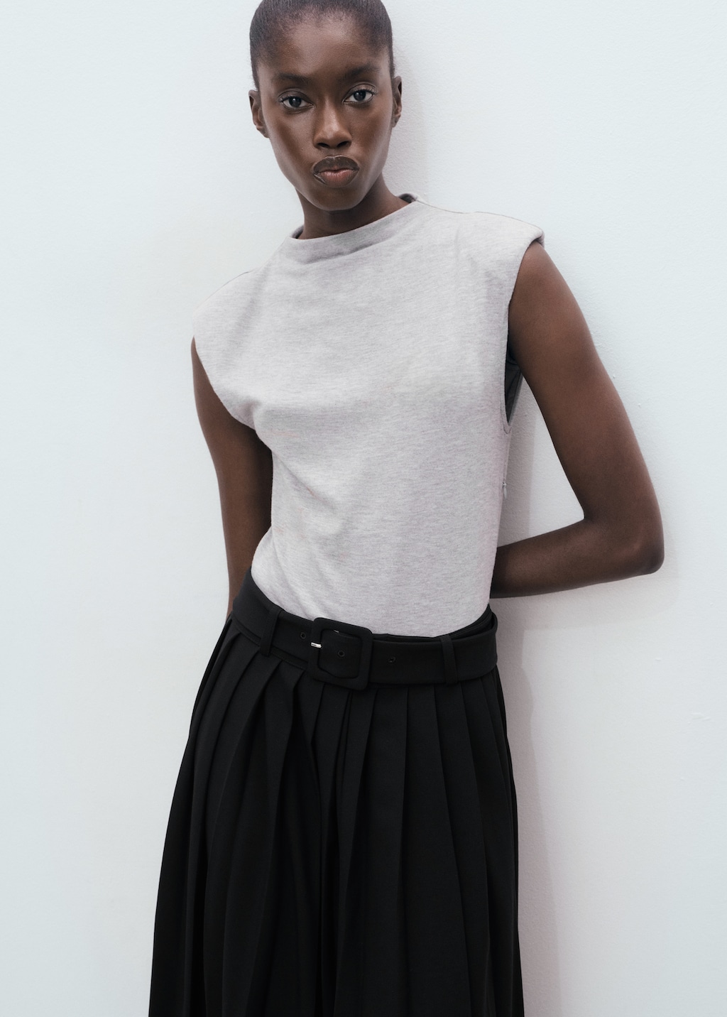 Contrasting belt dress