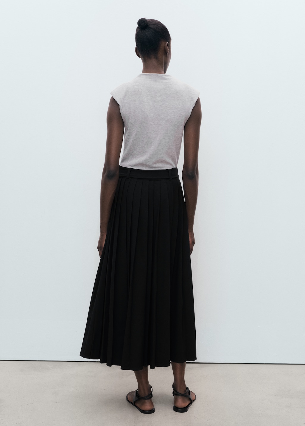 Contrasting belt dress