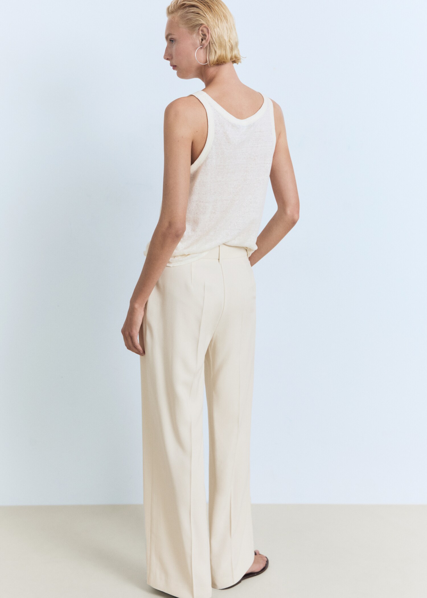 Straight mid-rise pants - Reverse of the article