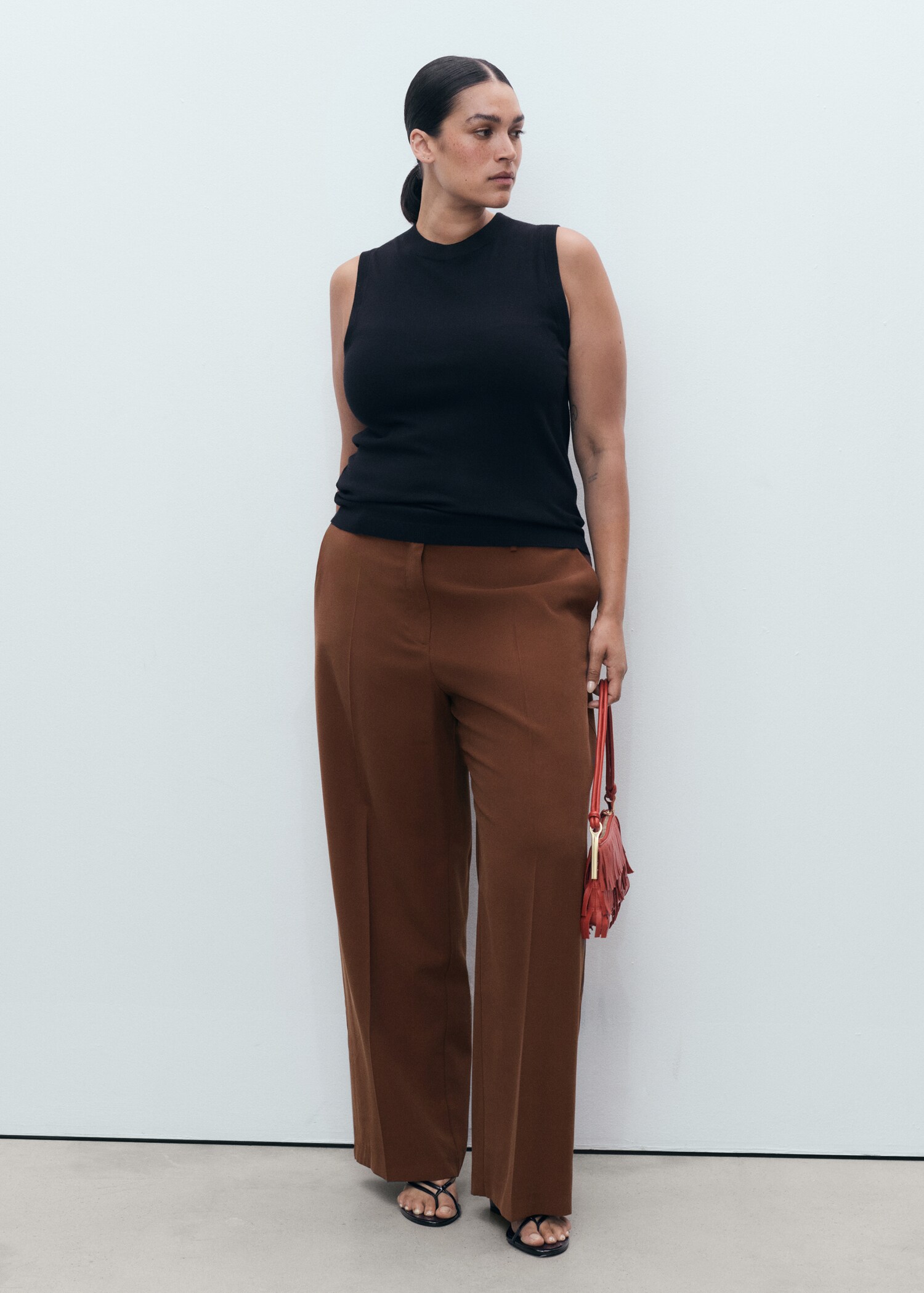 Straight mid-rise trousers - Details of the article 3