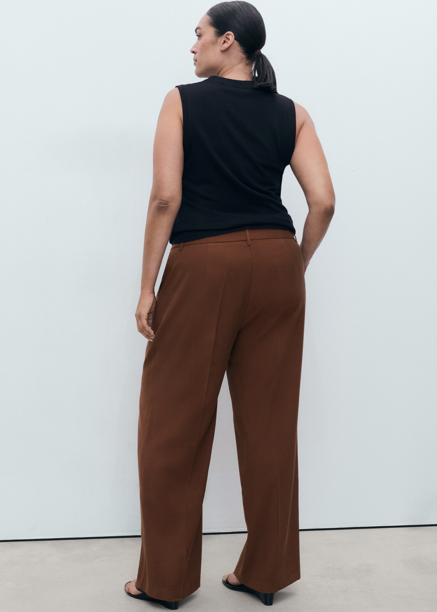 Straight mid-rise trousers - Details of the article 4