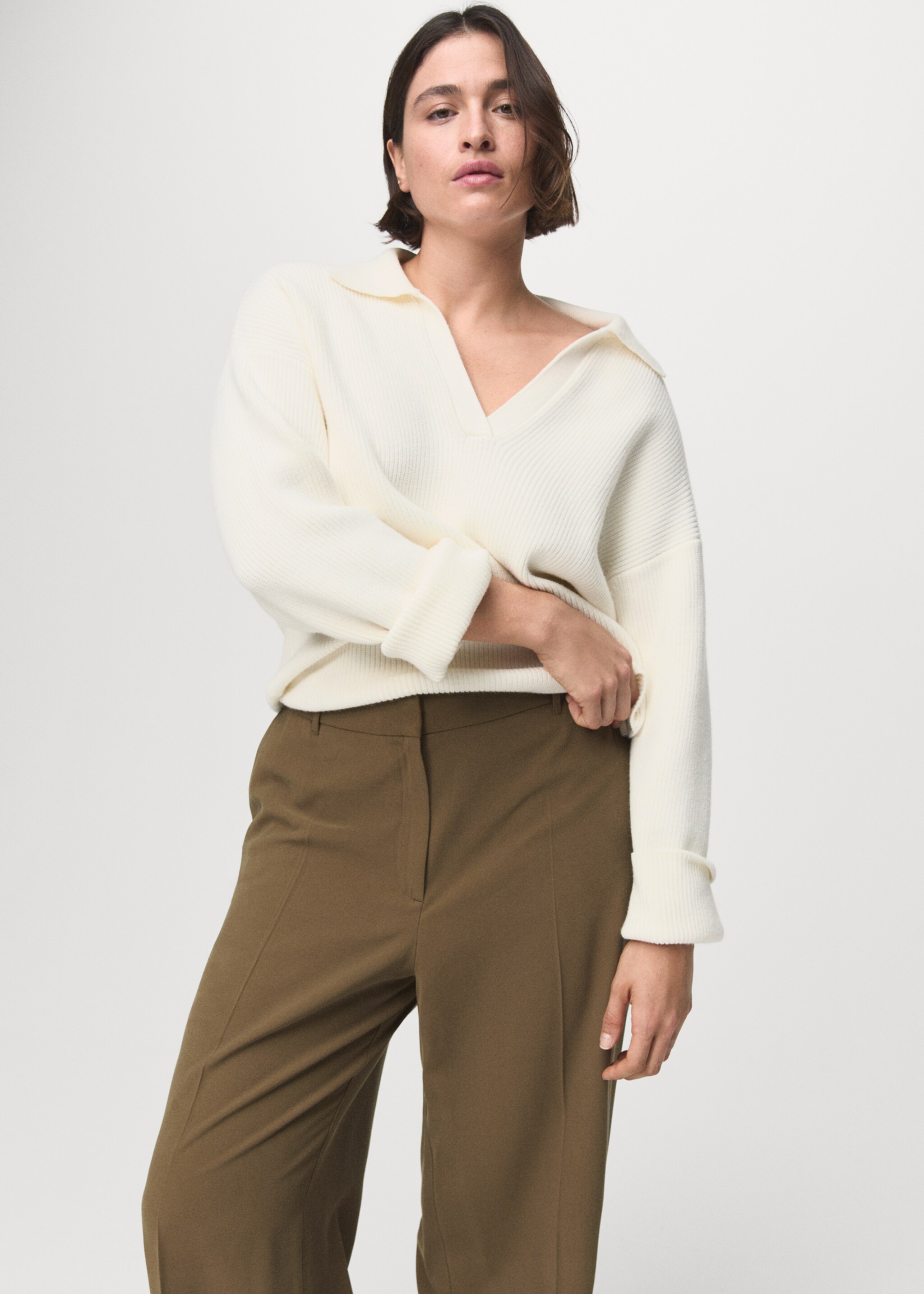 Gerade Hose mit mittlerem Bund - Detail des Artikels 5, Khaki. Ref: 17084078-00.