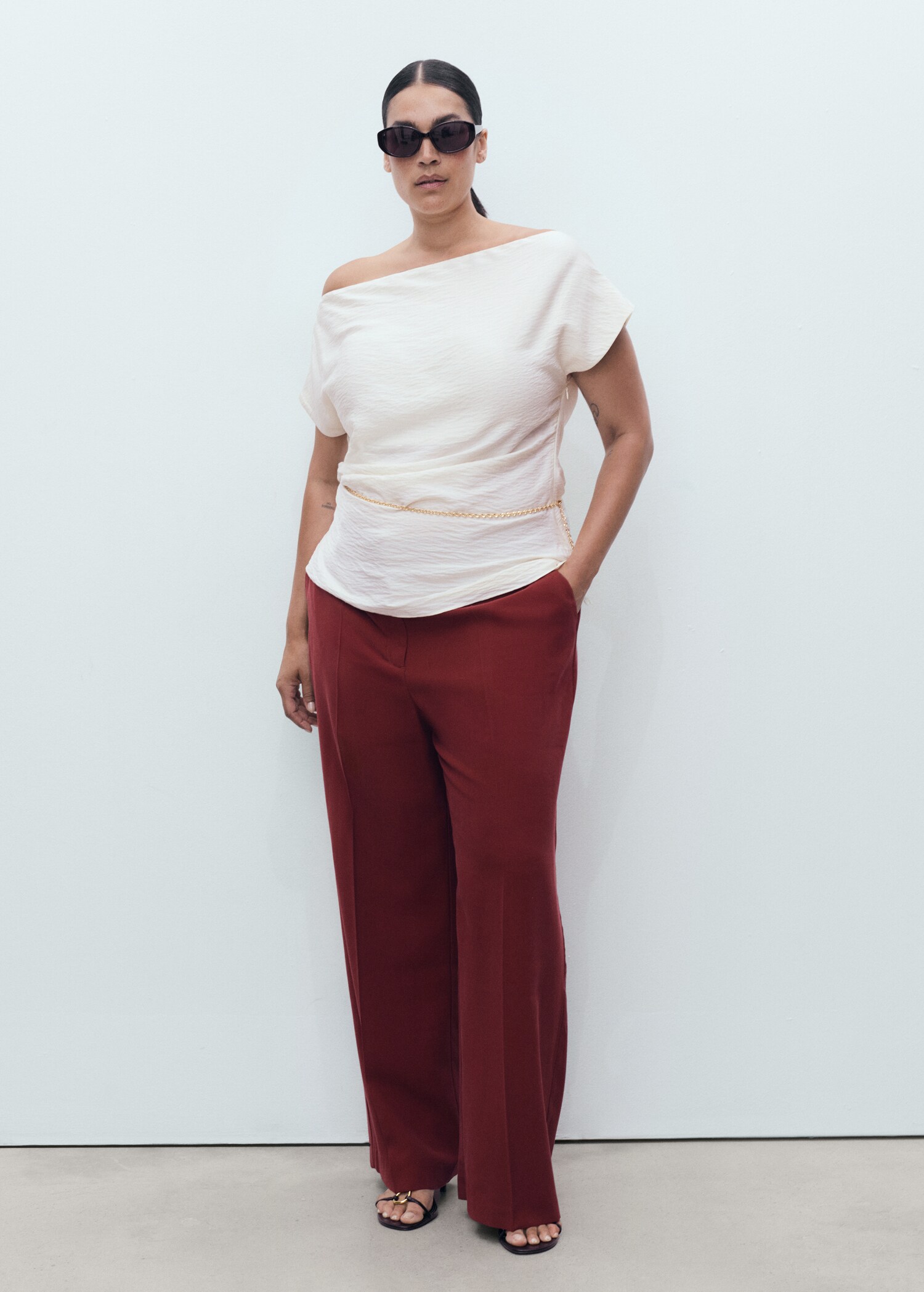 Straight mid-rise trousers - Details of the article 3