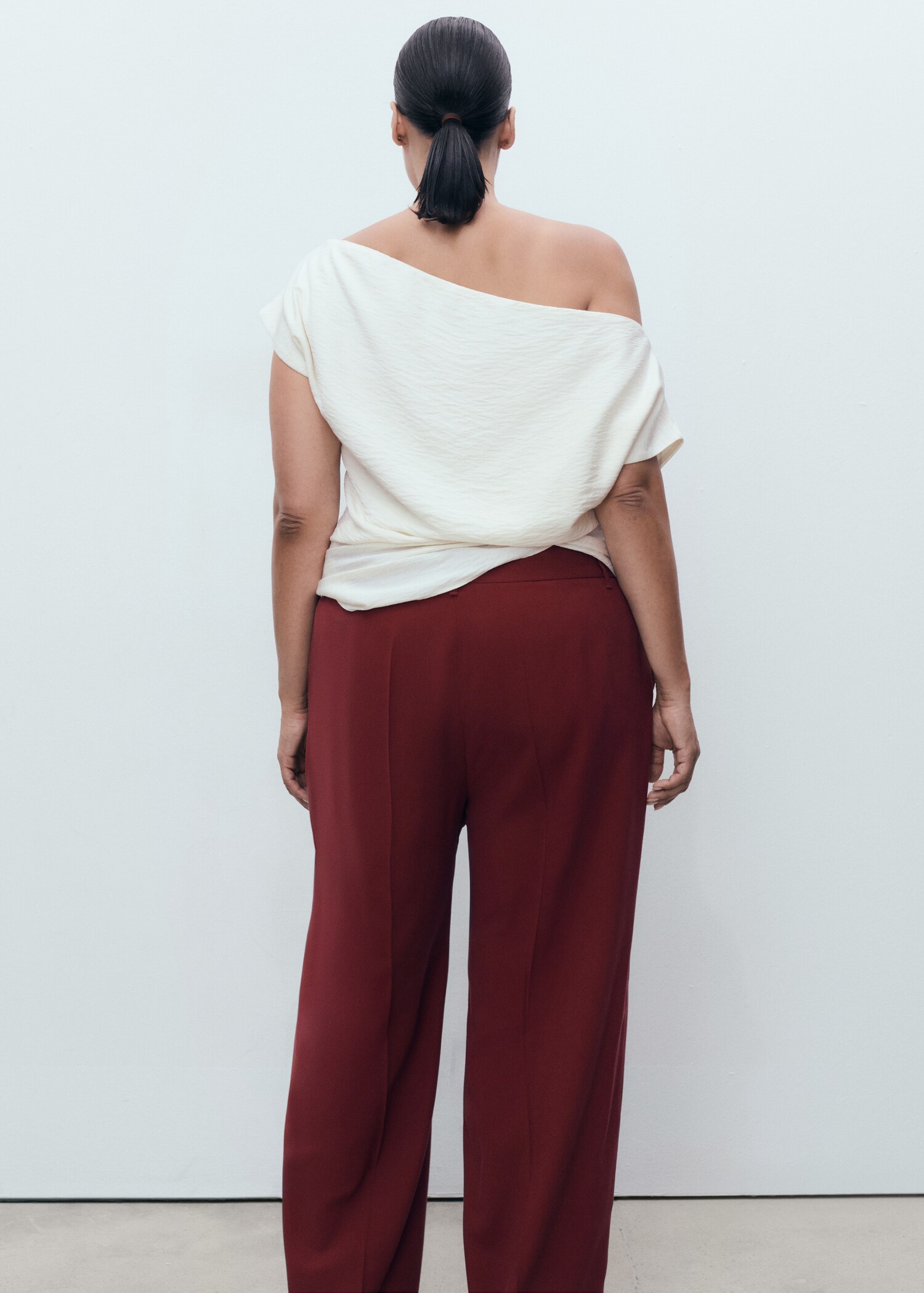 Straight mid-rise trousers - Details of the article 4