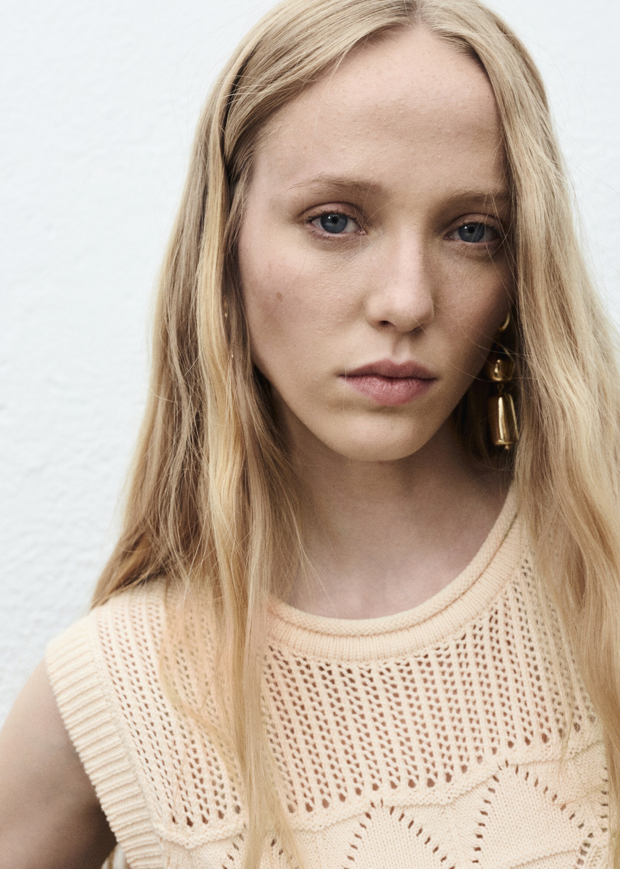 Openwork knit gilet with ruffle - Details of the article 1, Ecru. Ref: 17084082-00.