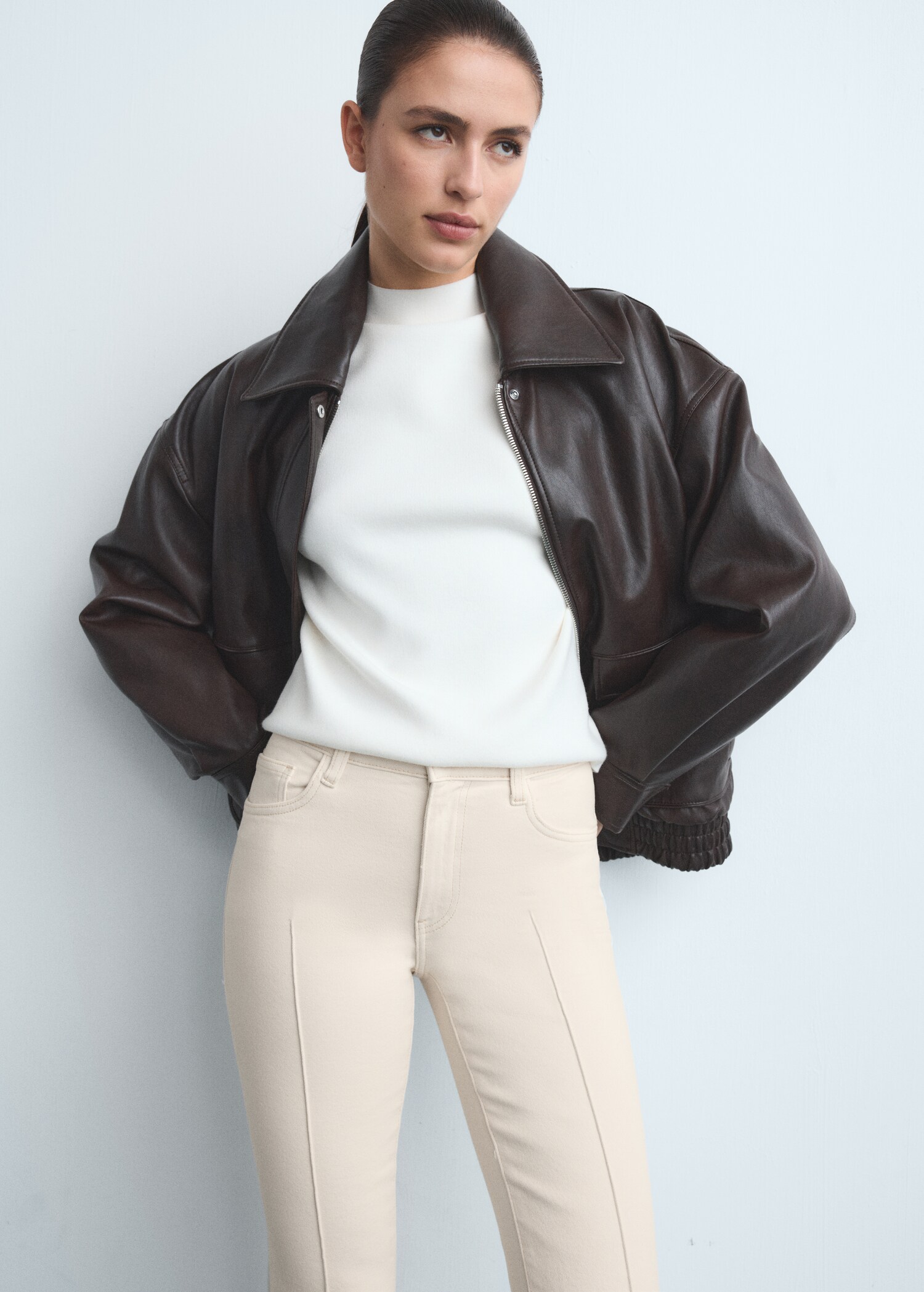 Mid-rise flared jeans - Details of the article 1