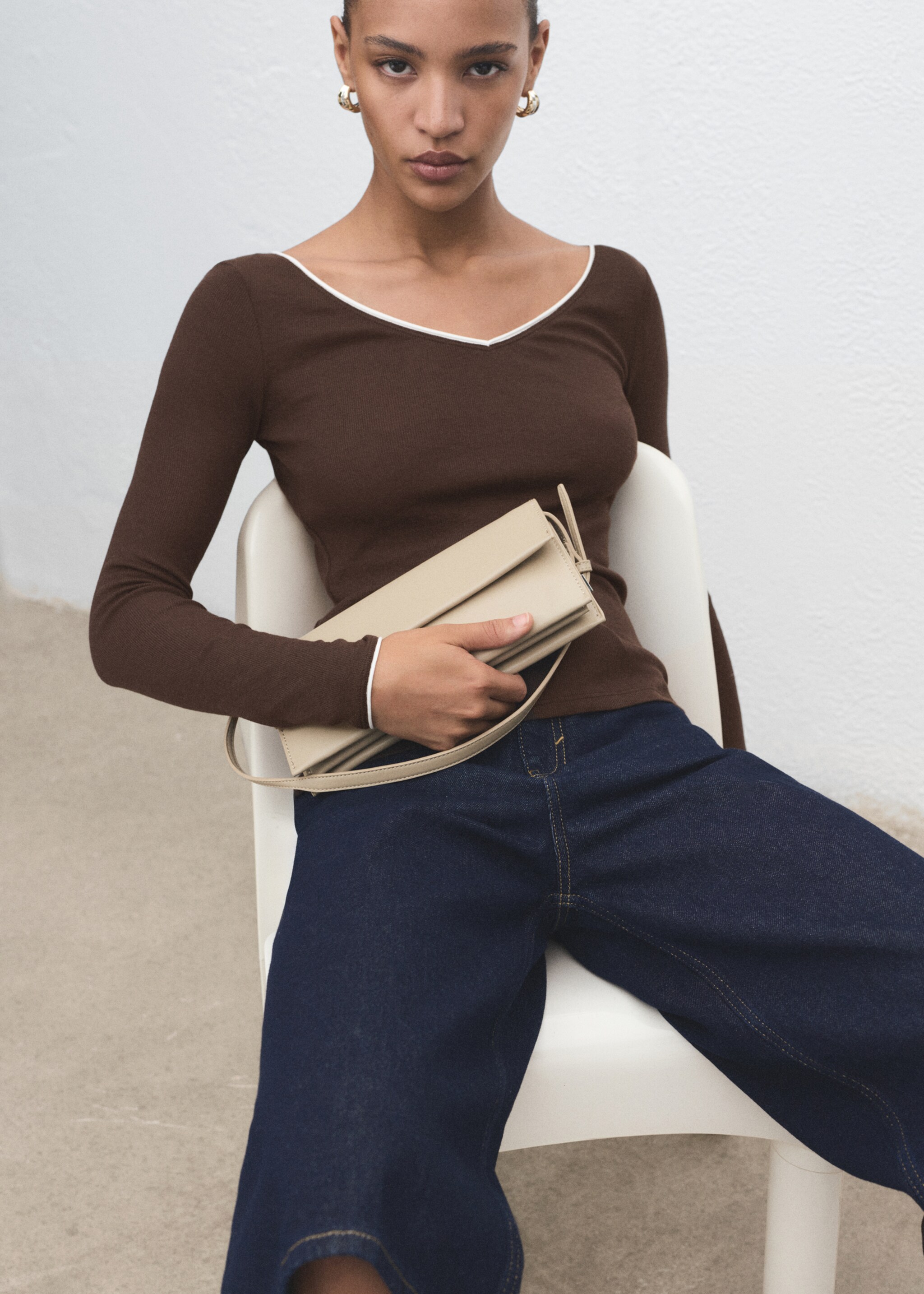 V-neck combined-fabric t-shirt - Details of the article 2, Brown. Ref: 17084094-00.