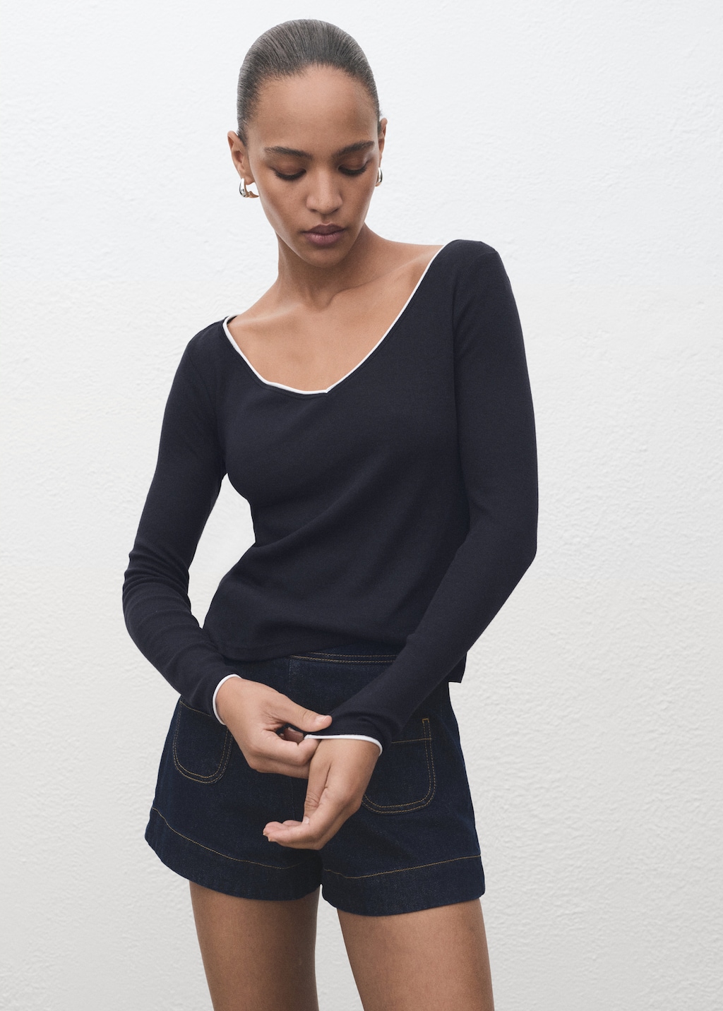 V-neck combined-fabric t-shirt