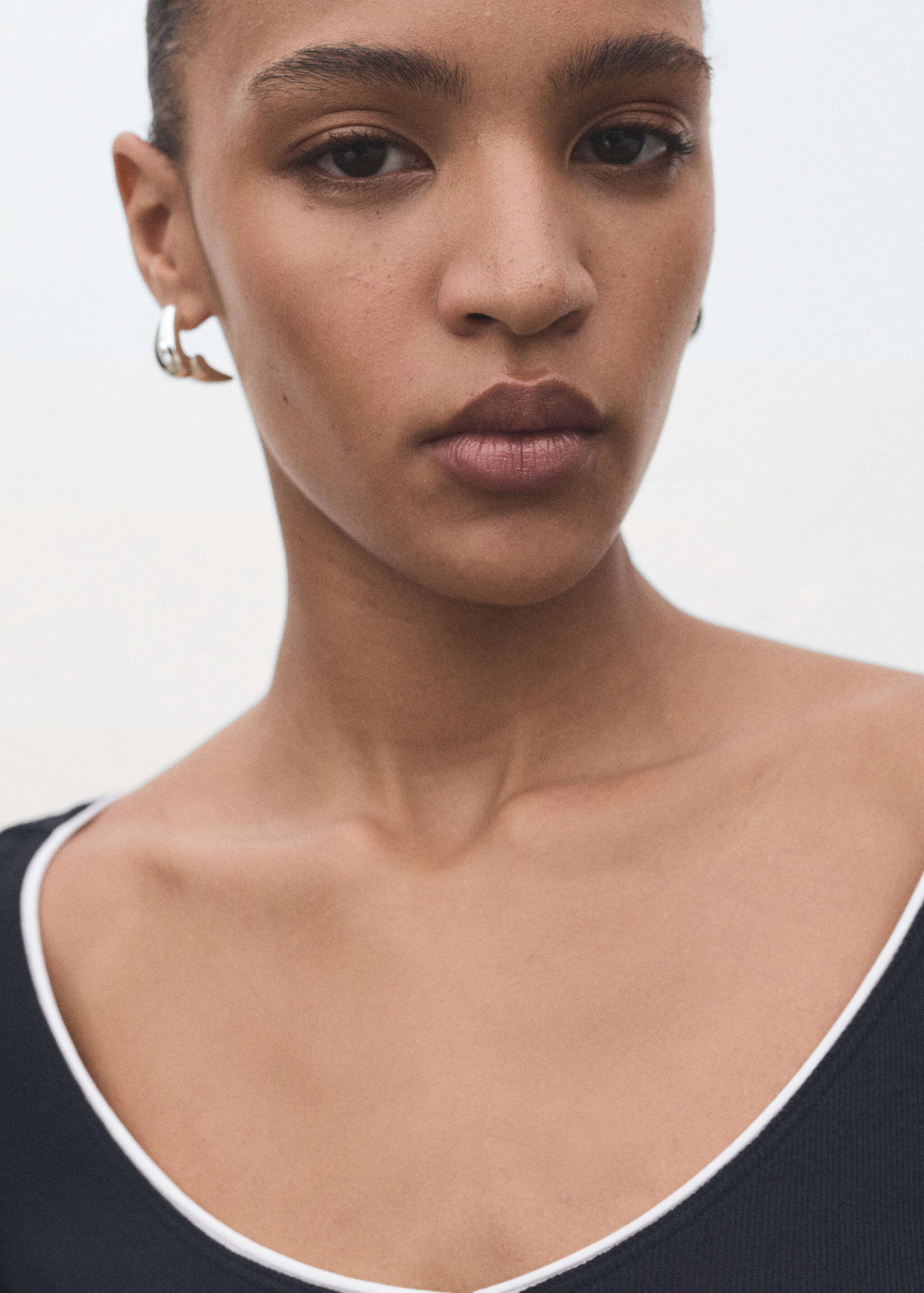 V-neck combined-fabric t-shirt - Details of the article 1, Dark Navy. Ref: 17084094-00.