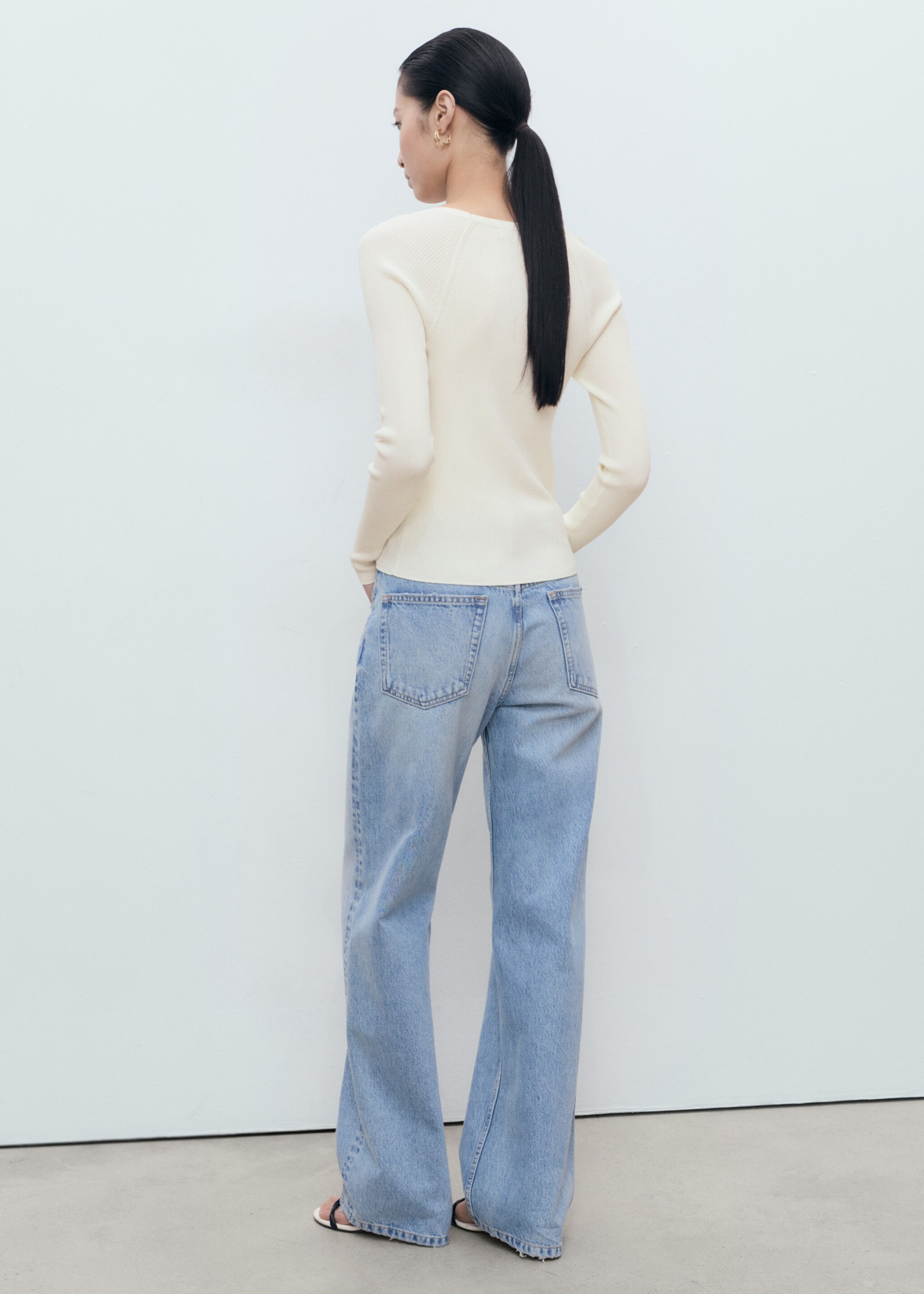 V-neck ribbed knit sweater - Reverse of the article, Ecru. Ref: 17084098-00.