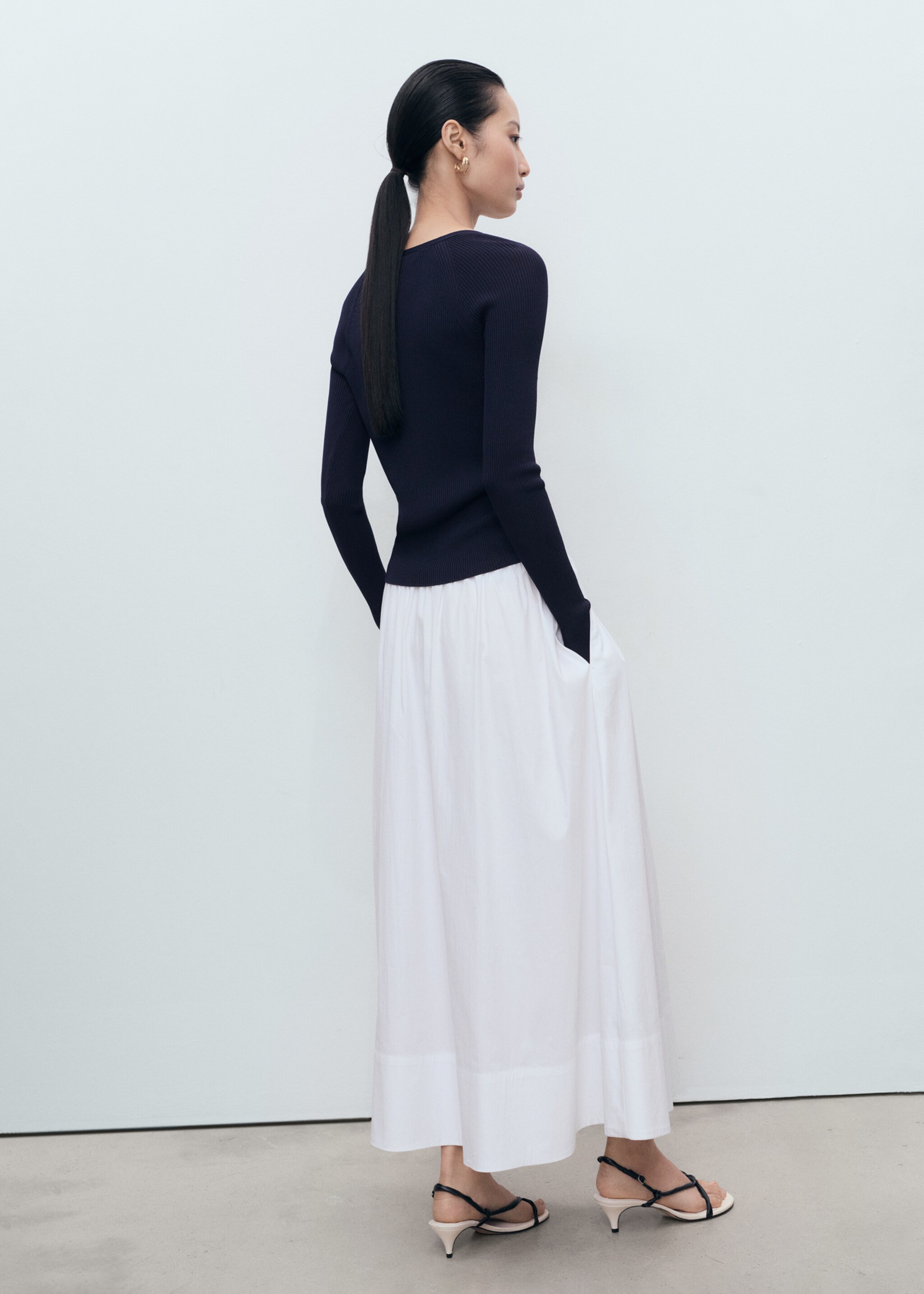 V-neck ribbed knit sweater - Reverse of the article, Dark Navy. Ref: 17084098-00.