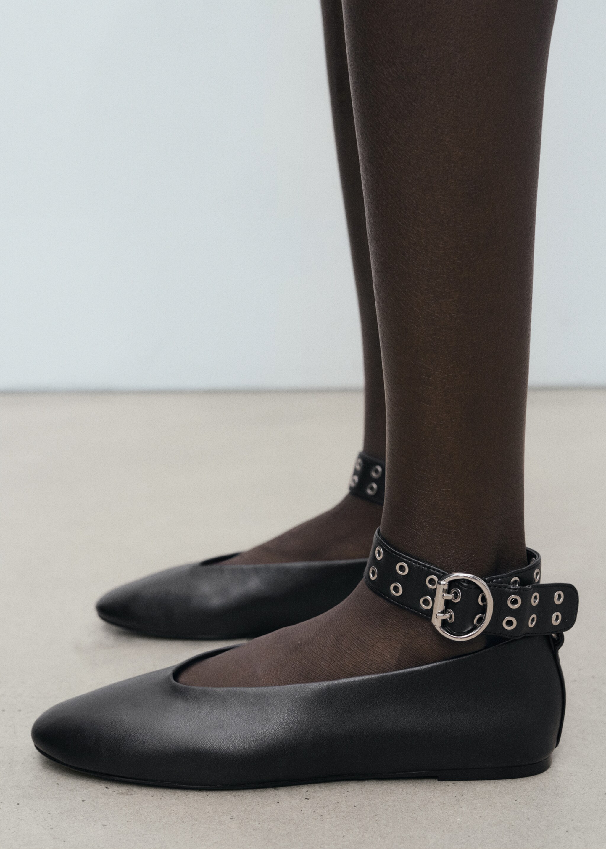 Ballet flats with eyelet strap - Details of the article 9, Black. Ref: 17084110-00.