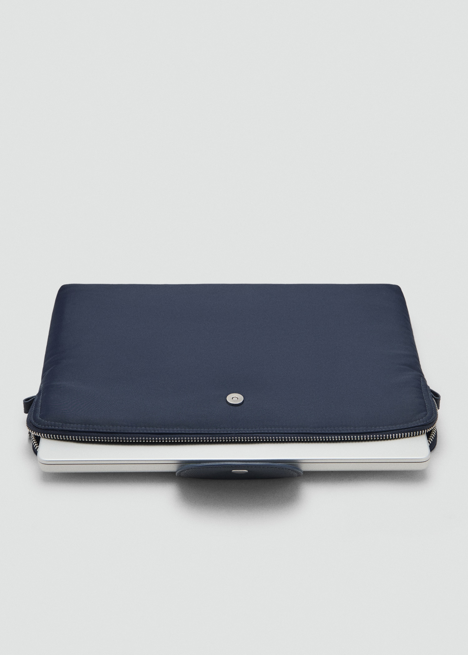 Nylon laptop case - Women | MANGO Macedonia