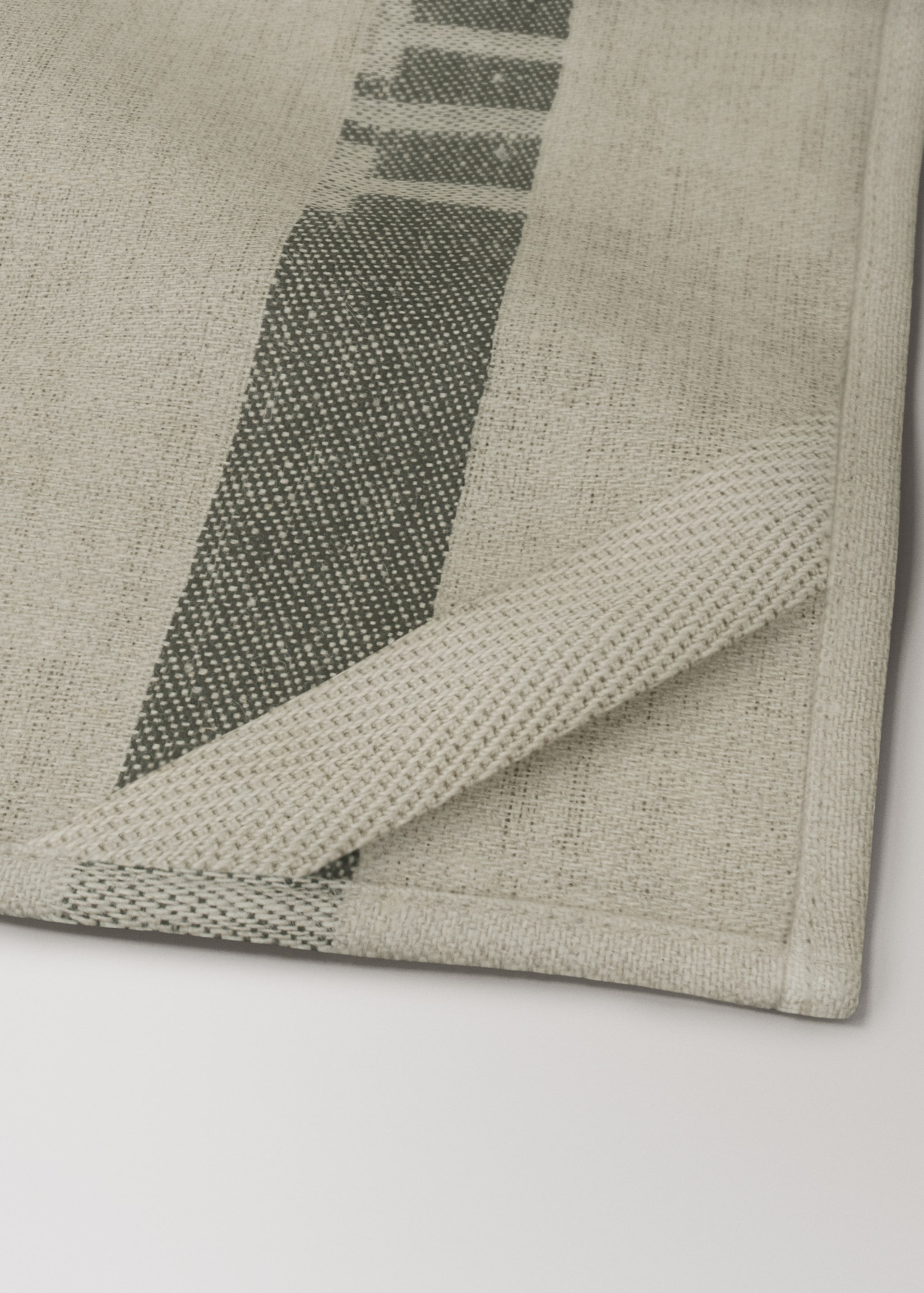 Linen tea towel with embroidered details - Детальніше про товар 1
