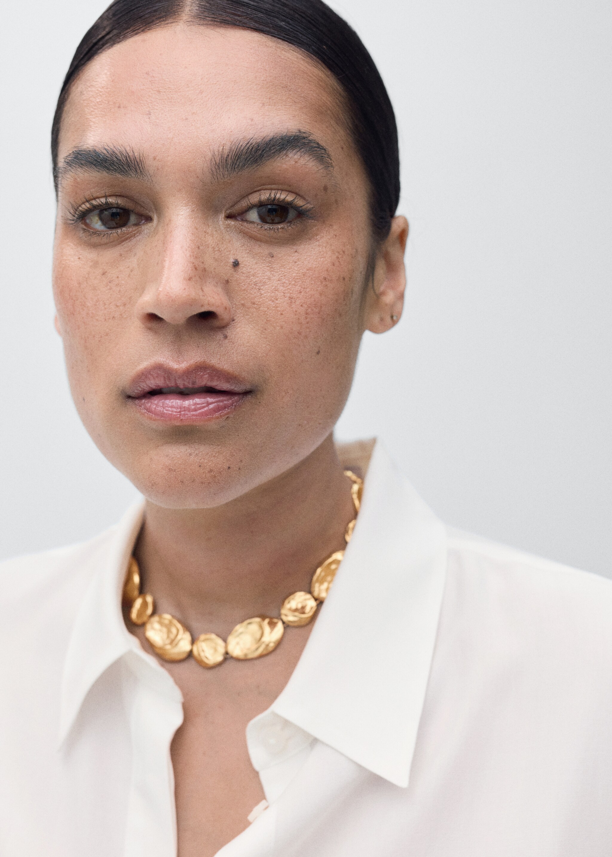 Lyocell shirt with hidden buttons - Details of the article 4, Off White. Ref: 17084140-00.