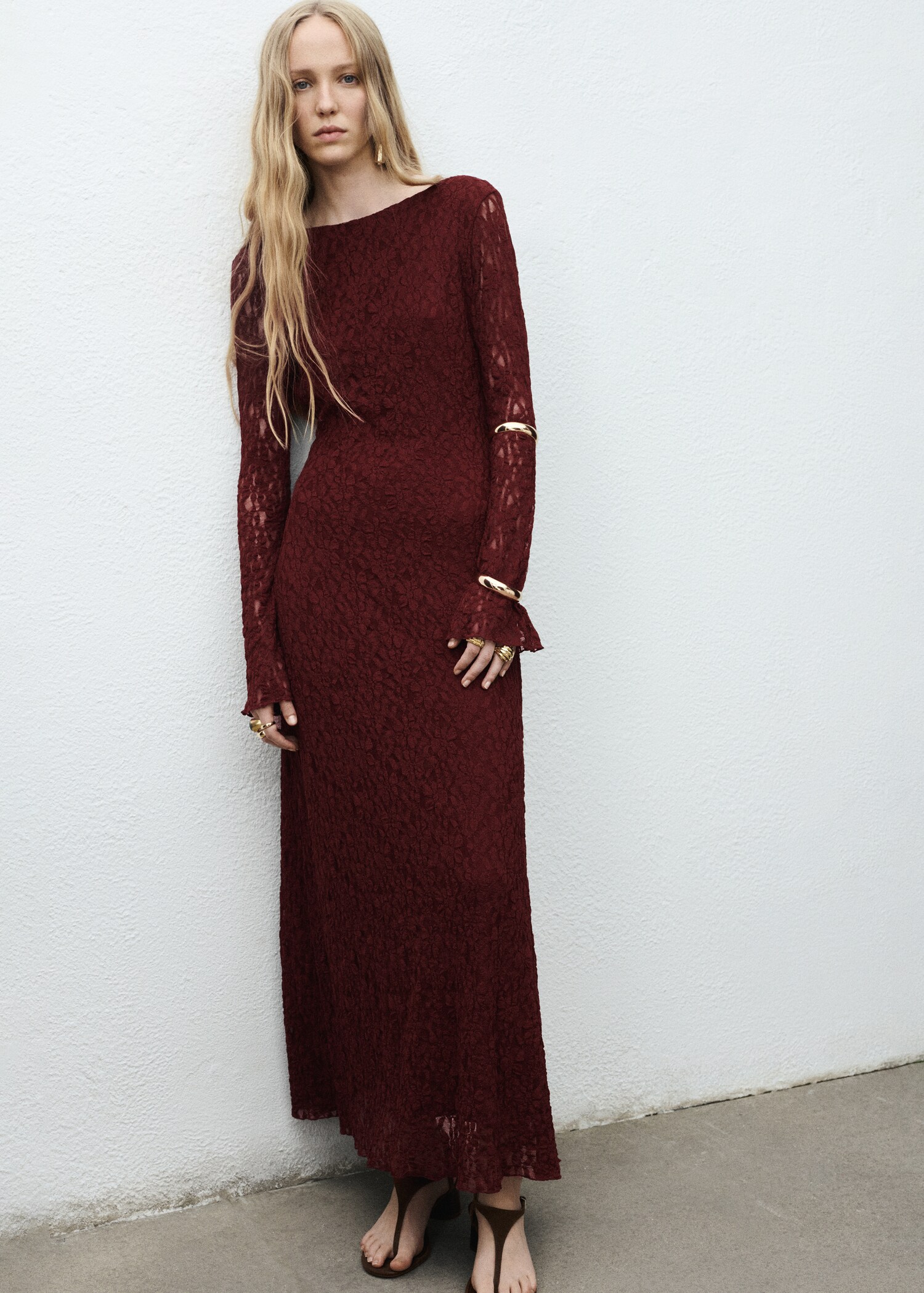 Spitzenkleid mit Glockenärmeln - Detail des Artikels 2