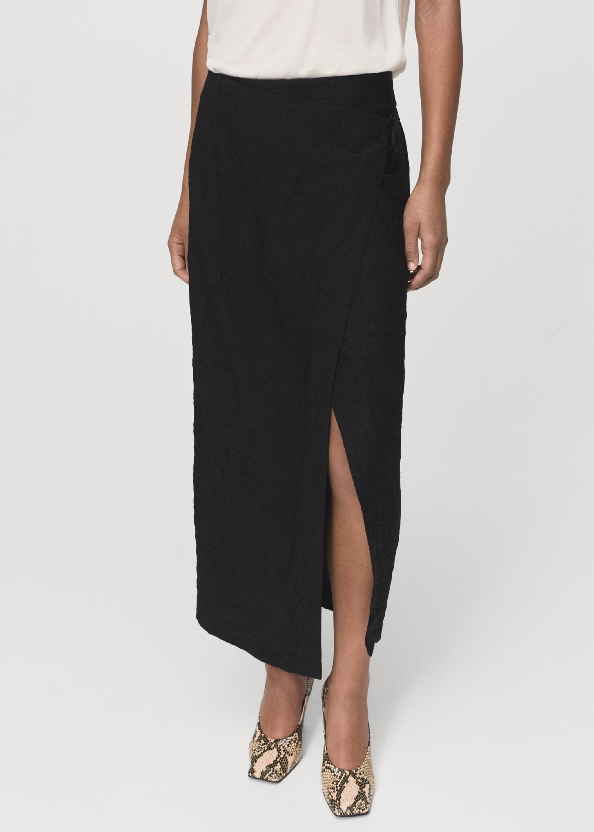 Creased-effect wrap-around skirt - Medium plane, Black. Ref: 17084421-00.