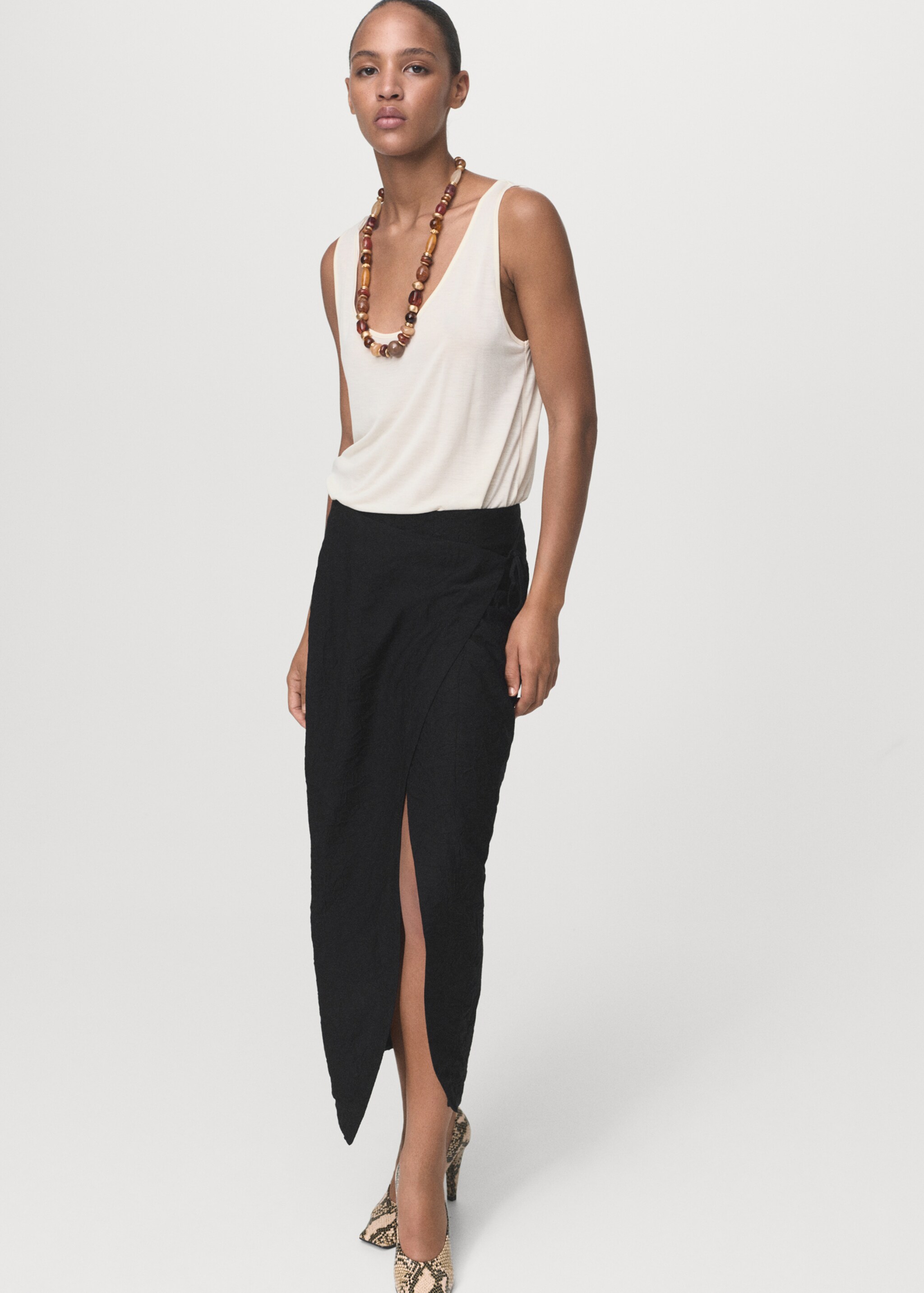 Creased-effect wrap-around skirt - Details of the article 6, Black. Ref: 17084421-00.