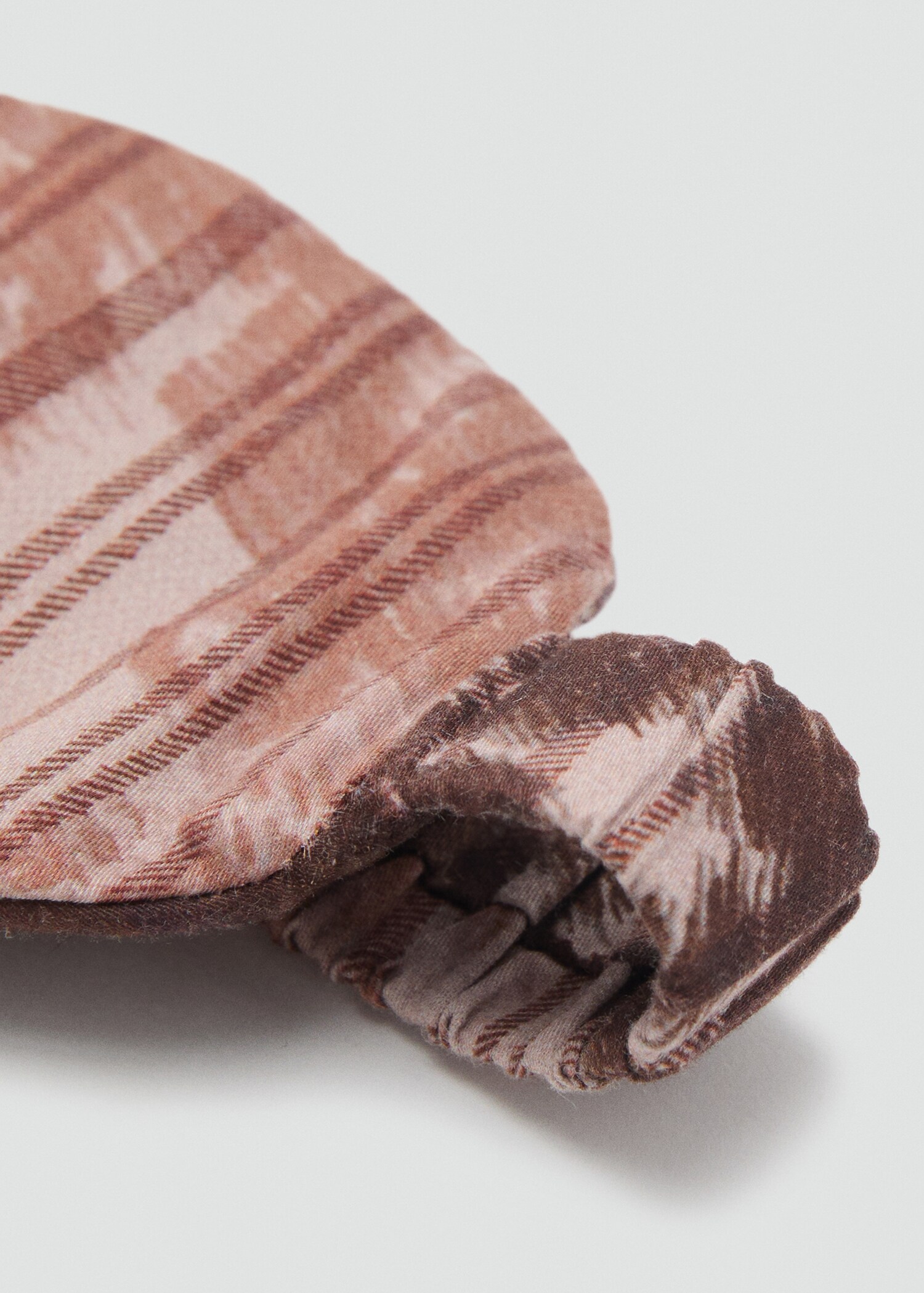 Blurred print sleeping mask - Середній план
