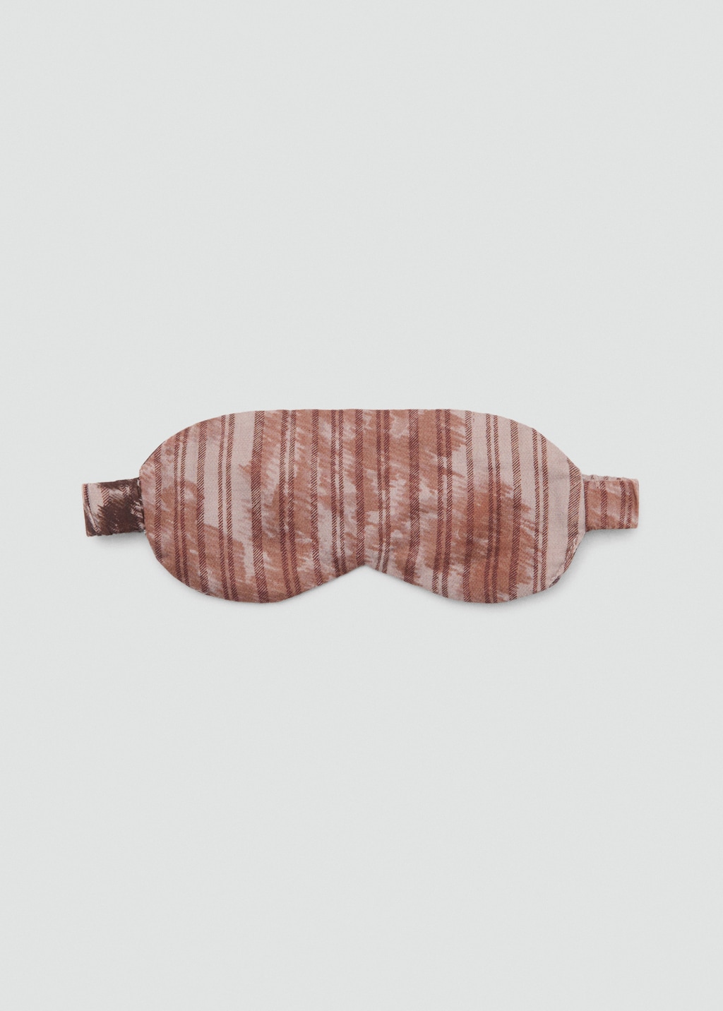 Eye mask with blurred pattern