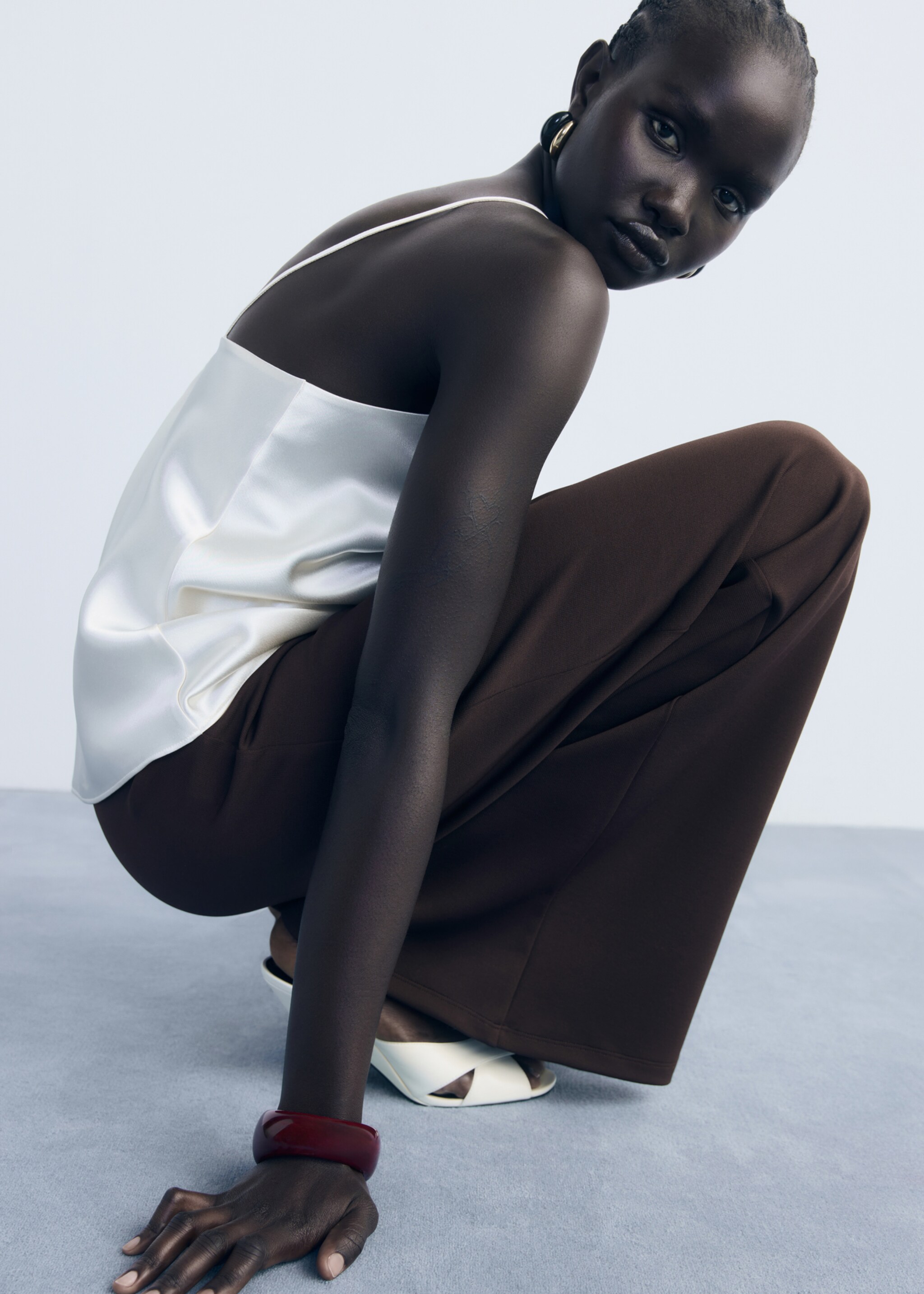 Straight-fit trousers with elastic waist - Details of the article 2, Brown. Ref: 17084445-00.