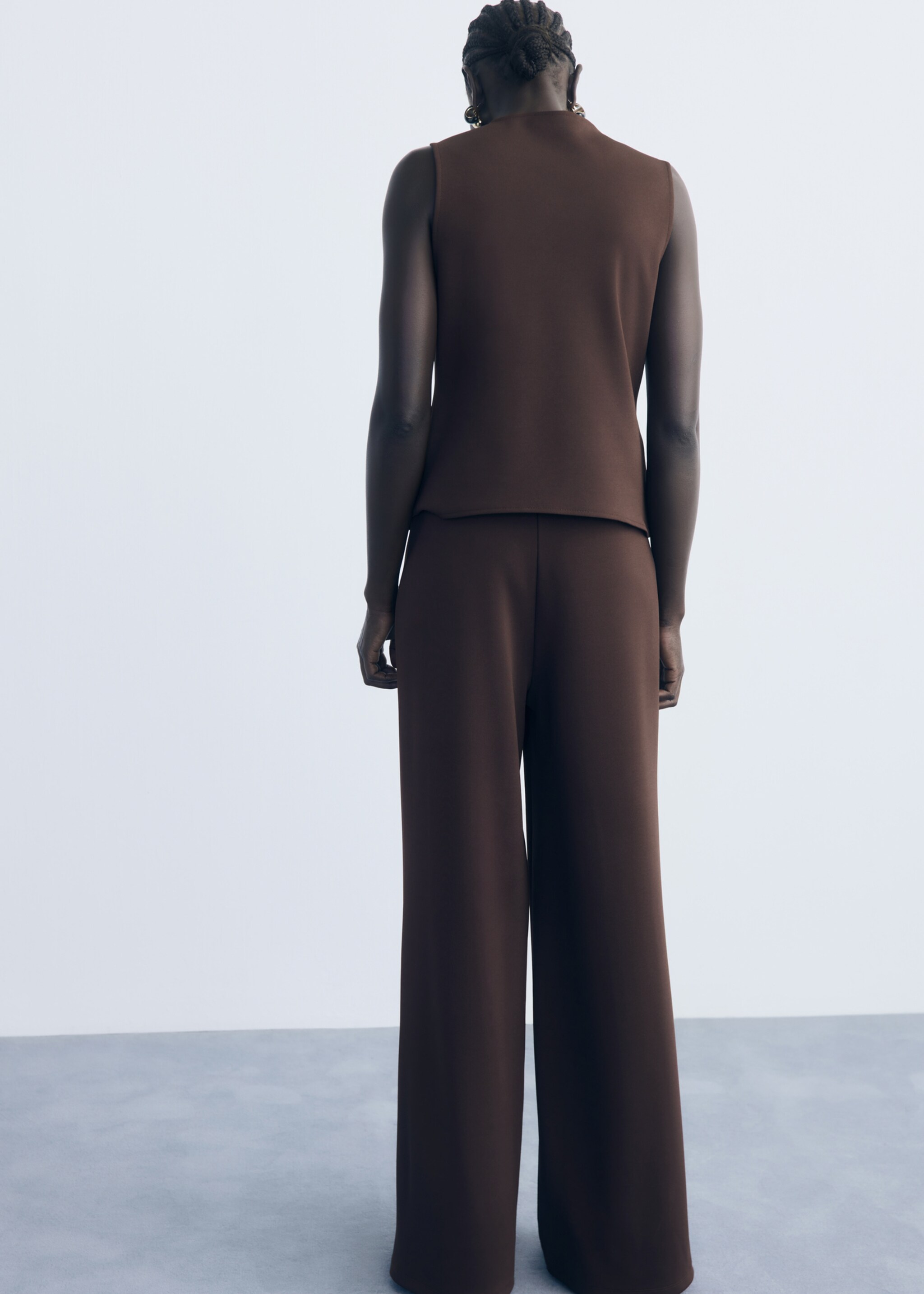 Straight-fit trousers with elastic waist - Reverse of the article, Brown. Ref: 17084445-00.